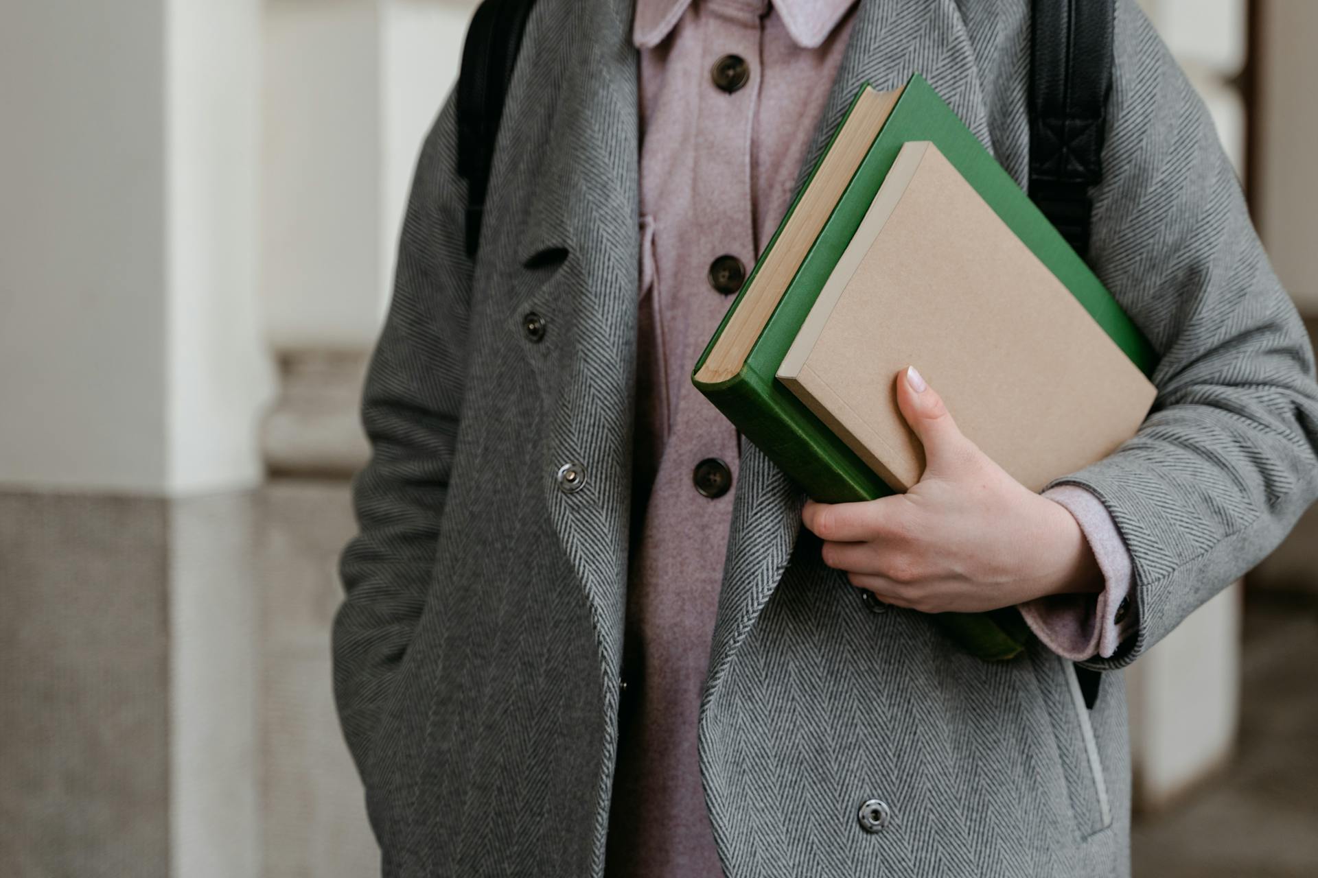 Eine Person, die ein paar Bücher hält | Quelle: Pexels