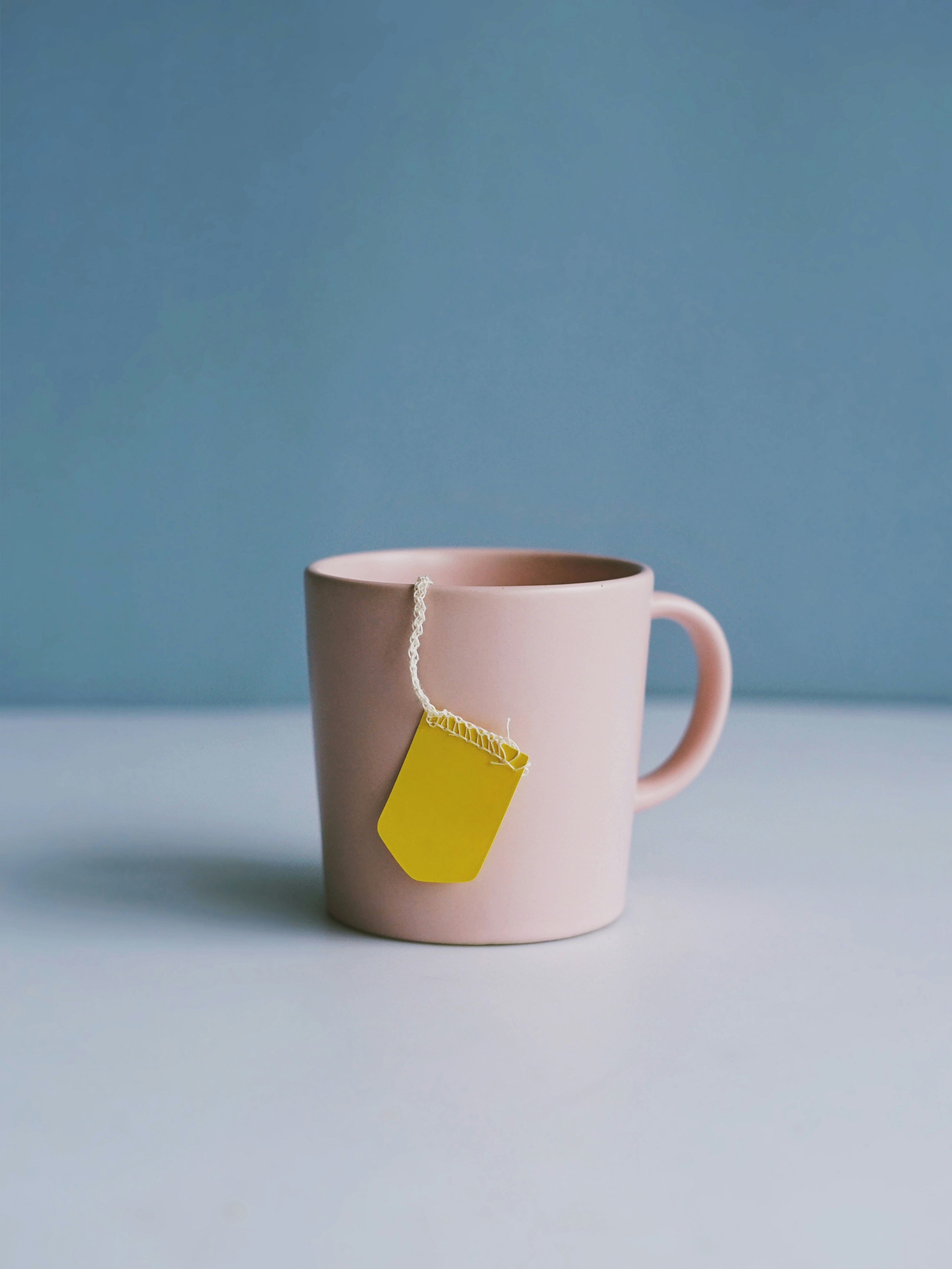 Eine Tasse Tee auf einem Tisch | Quelle: Unsplash