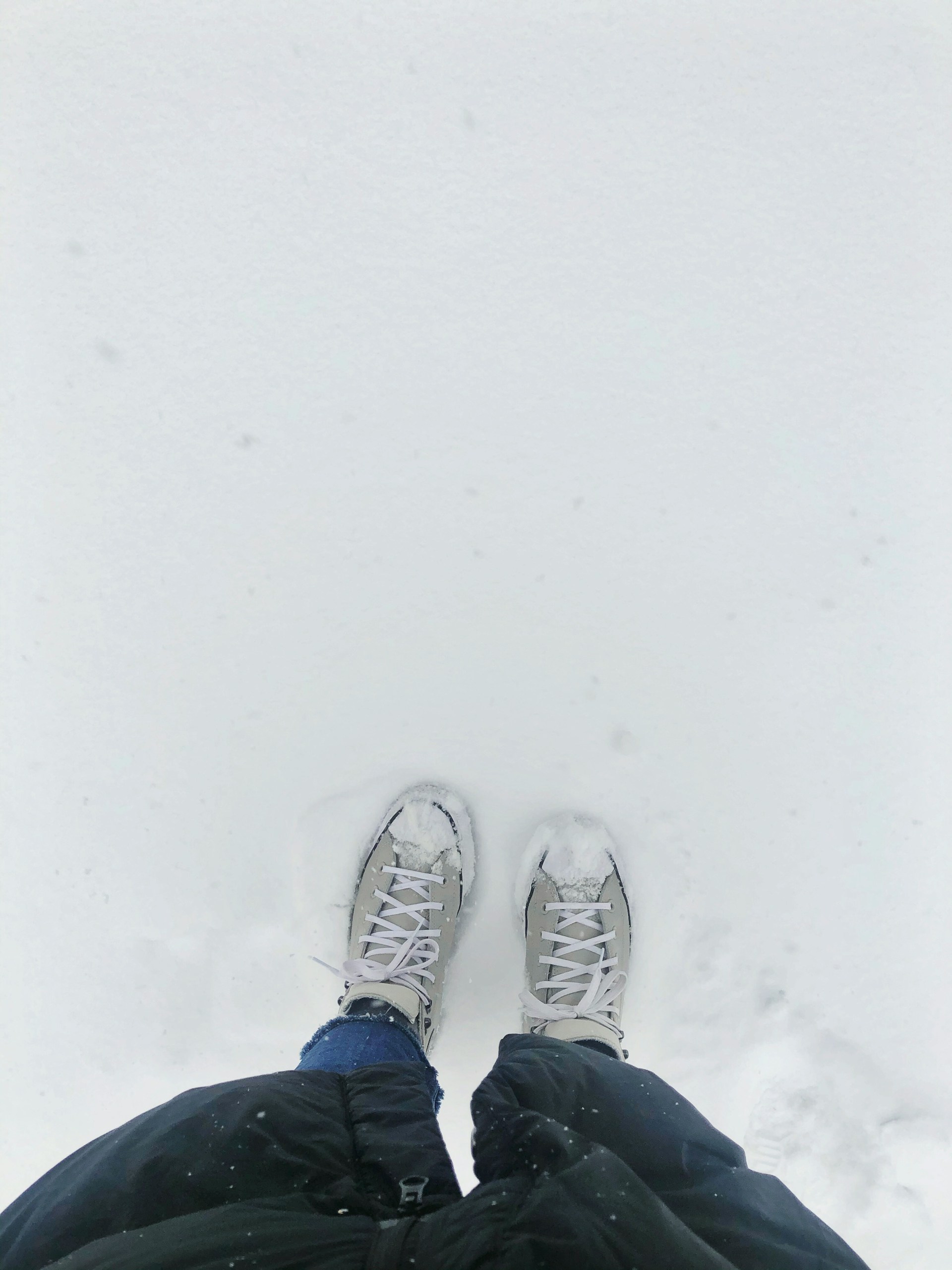 Eine Person, die auf dem Schnee steht | Quelle: Unsplash