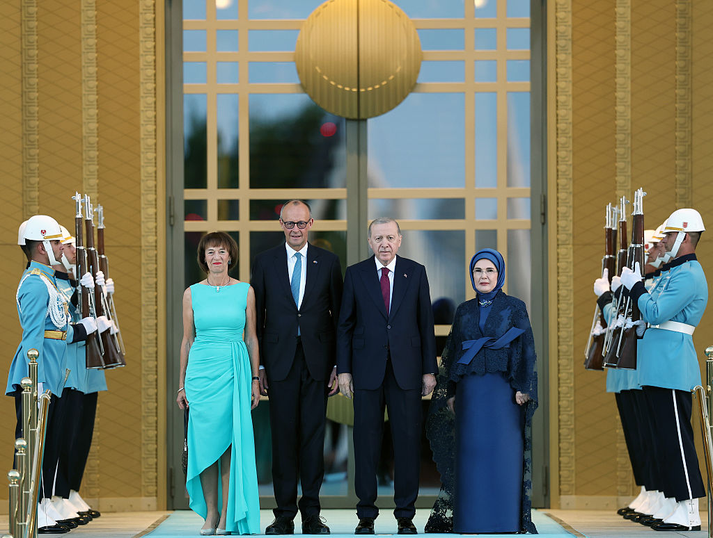 Der türkische Präsident Recep Tayyip Erdogan und seine Frau Emine Erdogan begrüßen den deutschen Bundeskanzler Friedrich Merz und seine Frau Charlotte Merz bei einem Empfang für die am 36. NATO-Gipfel teilnehmenden Staats- und Regierungschefs und deren Ehepartner im Präsidentenpalast in Ankara, Türkei, am 7. Juli 2026. | Quelle: Getty Images