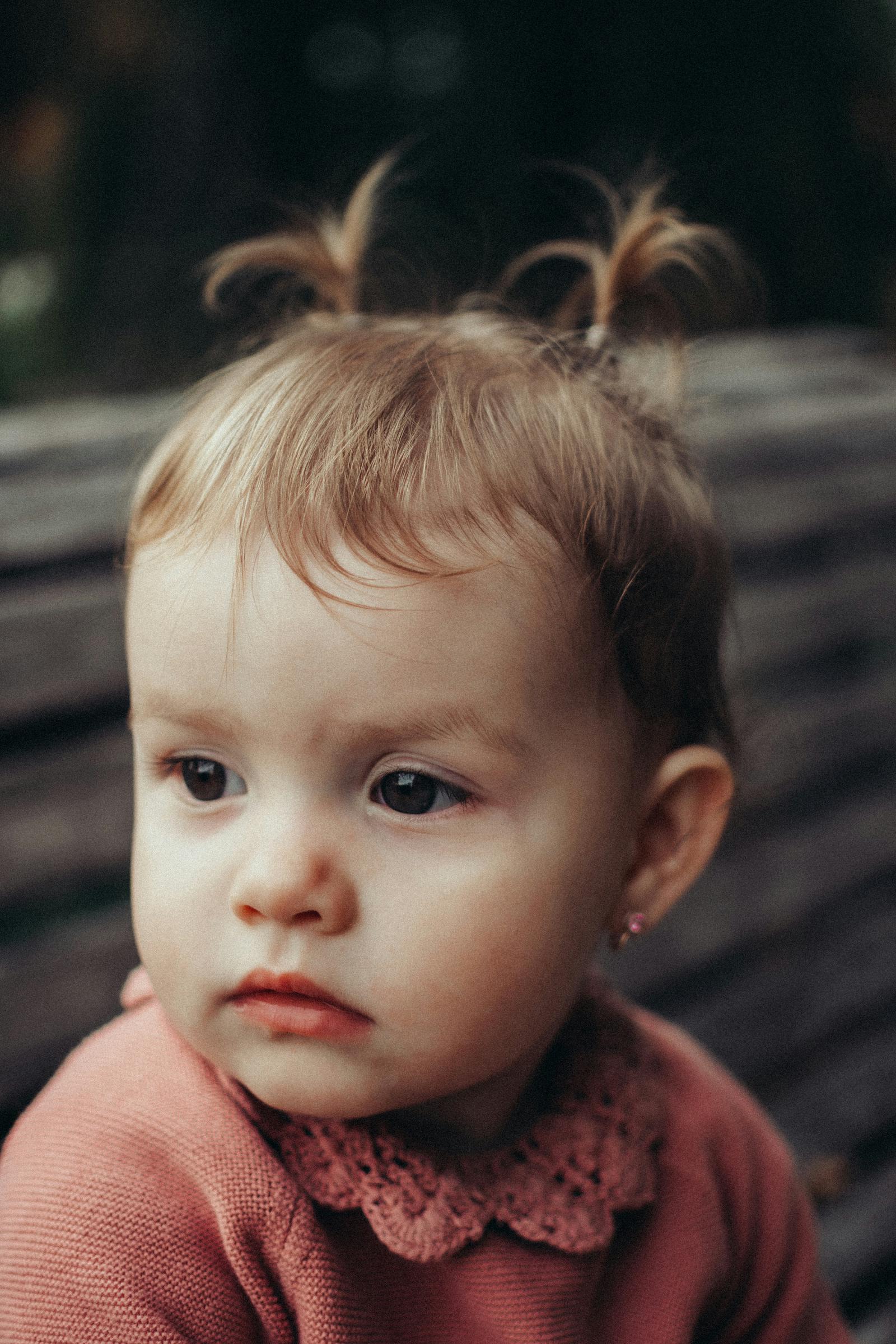 Eine Nahaufnahme eines kleinen Mädchens | Quelle: Unsplash