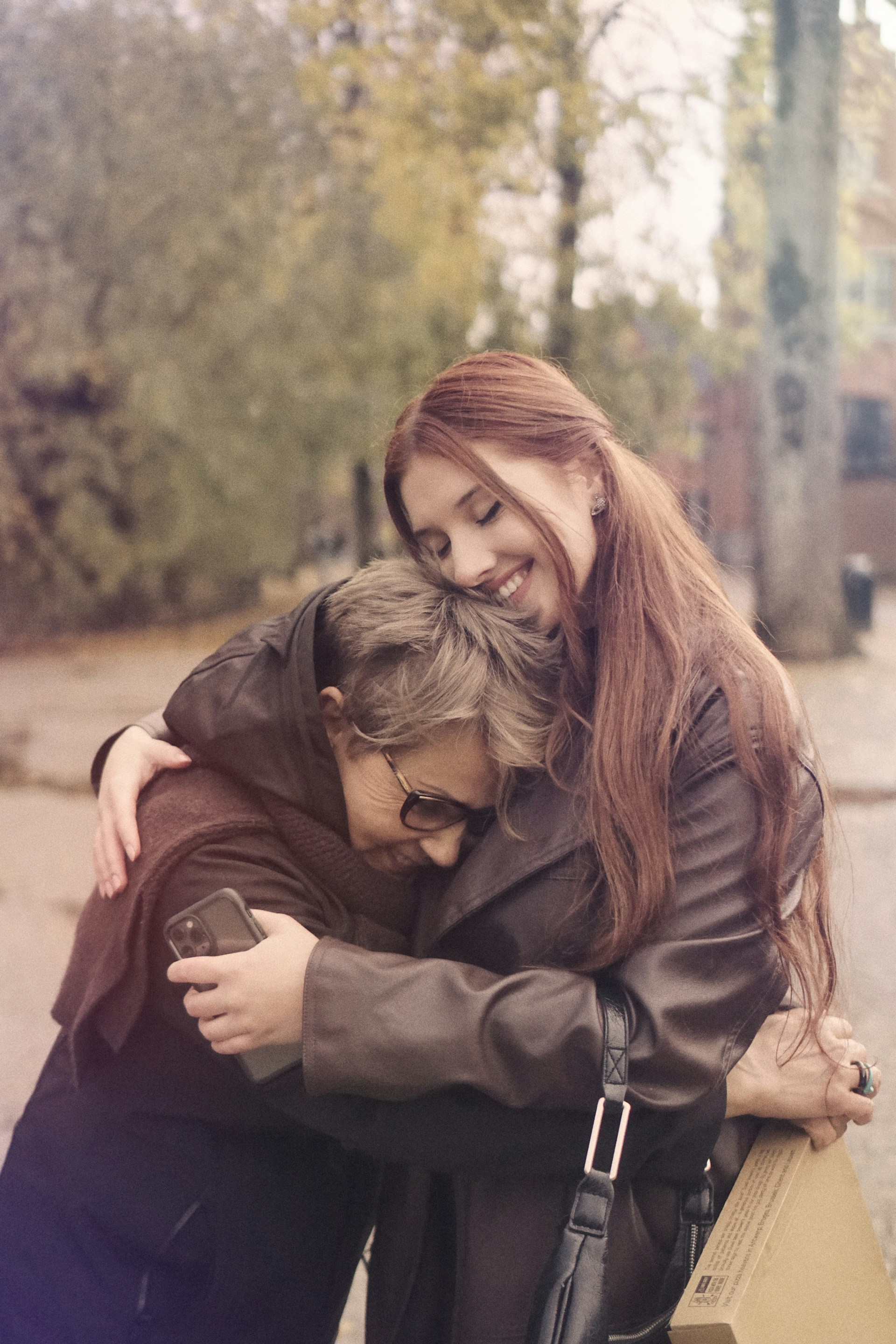 Zwei Frauen, die sich umarmen | Quelle: Unsplash