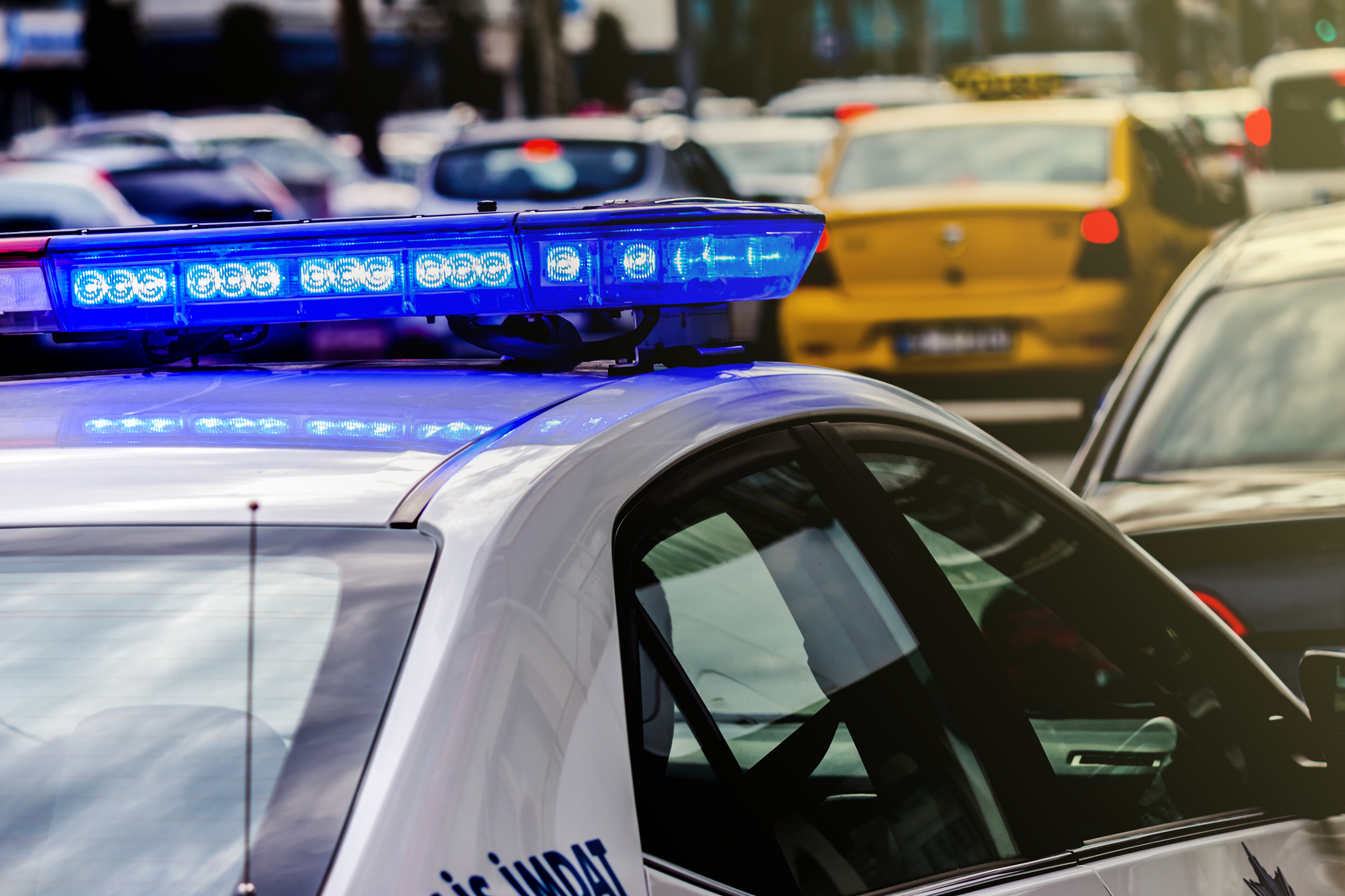 Polizeiauto im Verkehr von Izmir (Türkei) | Quelle: Getty Images