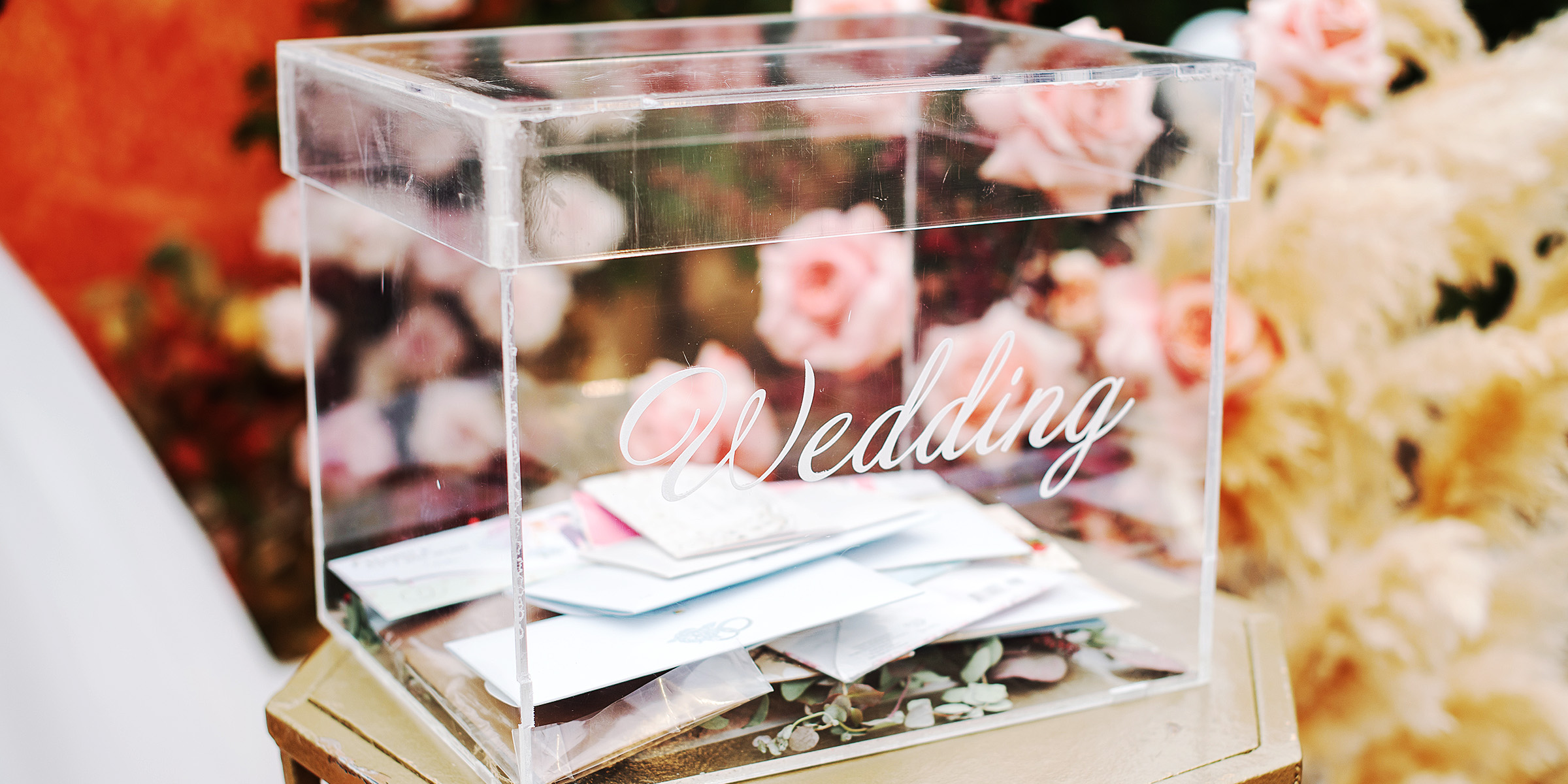 Eine Glasbox für Hochzeitsgeschenke | Quelle: Shutterstock
