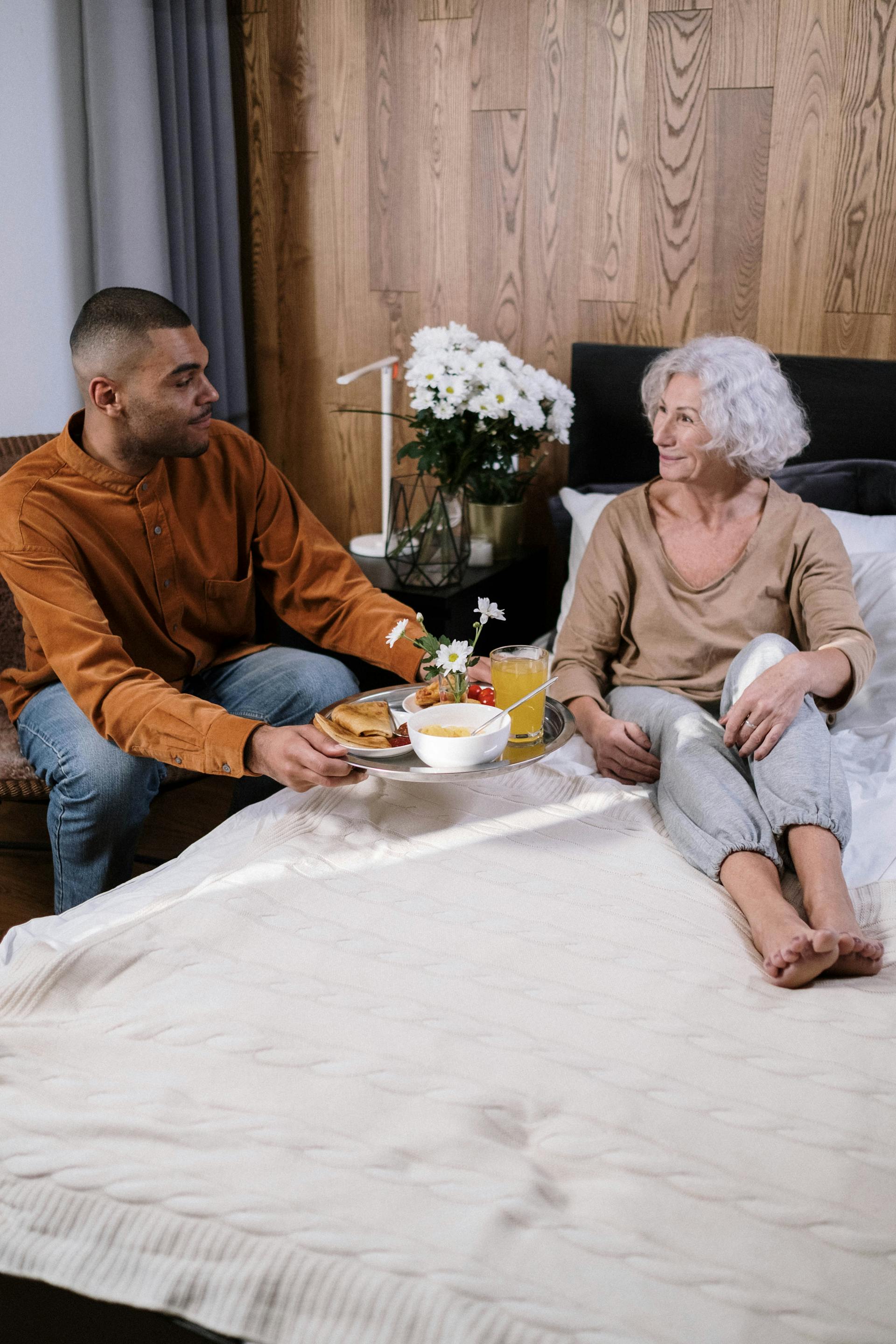 Eine Mutter, die mit ihrem Sohn zusammen ist | Quelle: Pexels
