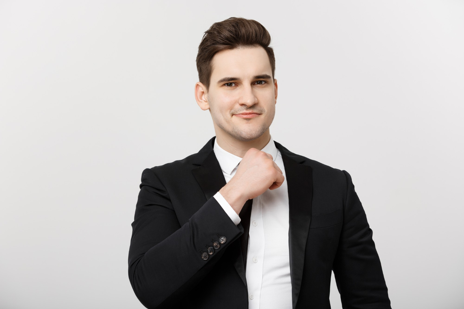 Ein gut aussehender Mann lächelt | Quelle: Freepik