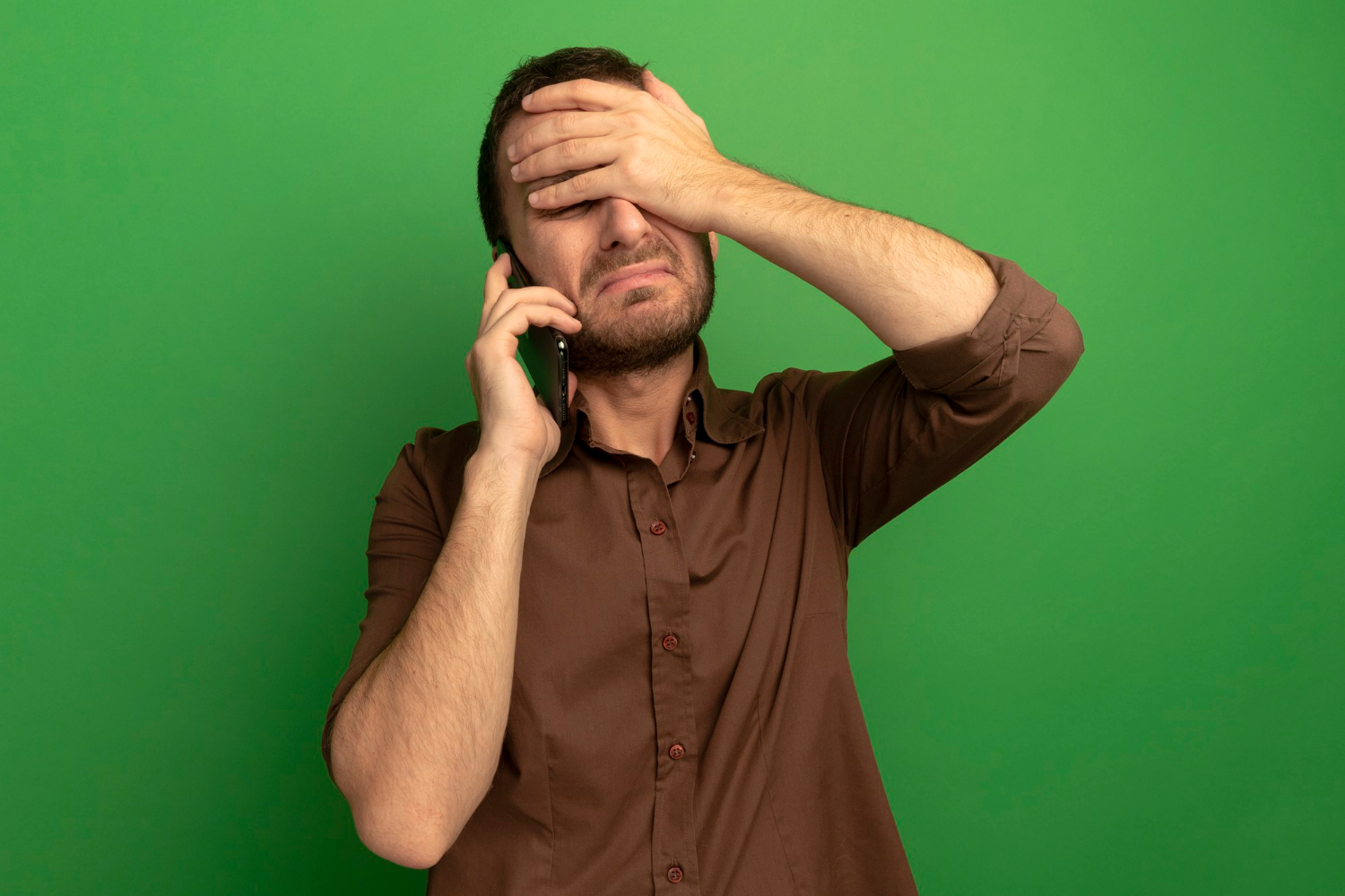 Ein erschütterter Mann, der schluchzt, während er ein Telefonat führt | Quelle: Freepik