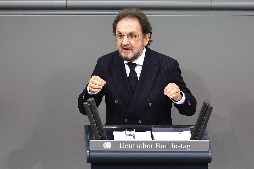 Der deutsche Autor, Journalist und Jurist Heribert Prantl hält eine Rede während einer staatlichen Gedenkfeier für die ehemalige Bundestagspräsidentin Rita Suessmuth am 24. Februar 2026 im Bundestag in Berlin, Deutschland. | Quelle: Getty Images