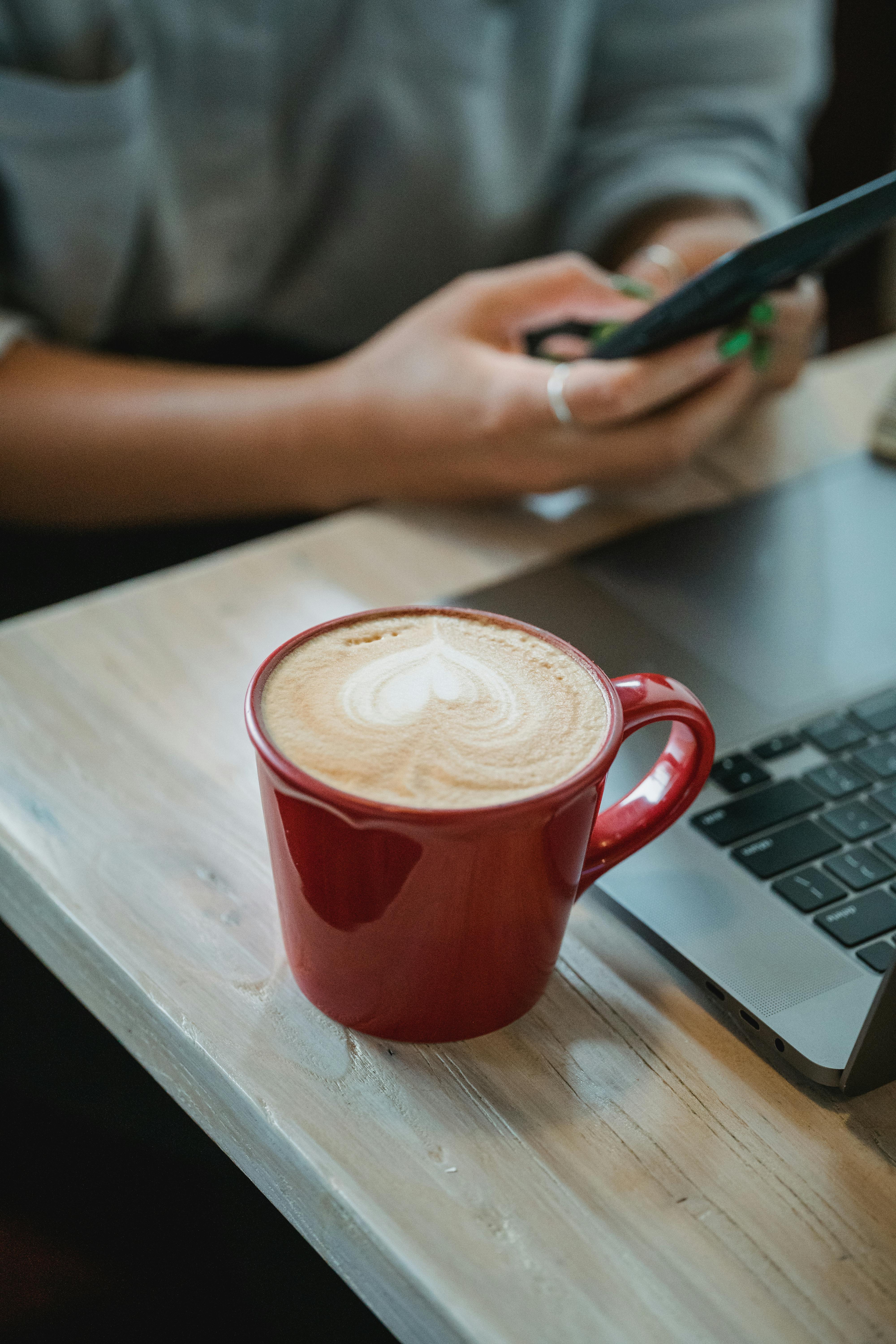 Eine Frau, die auf einem Handy tippt | Quelle: Pexels