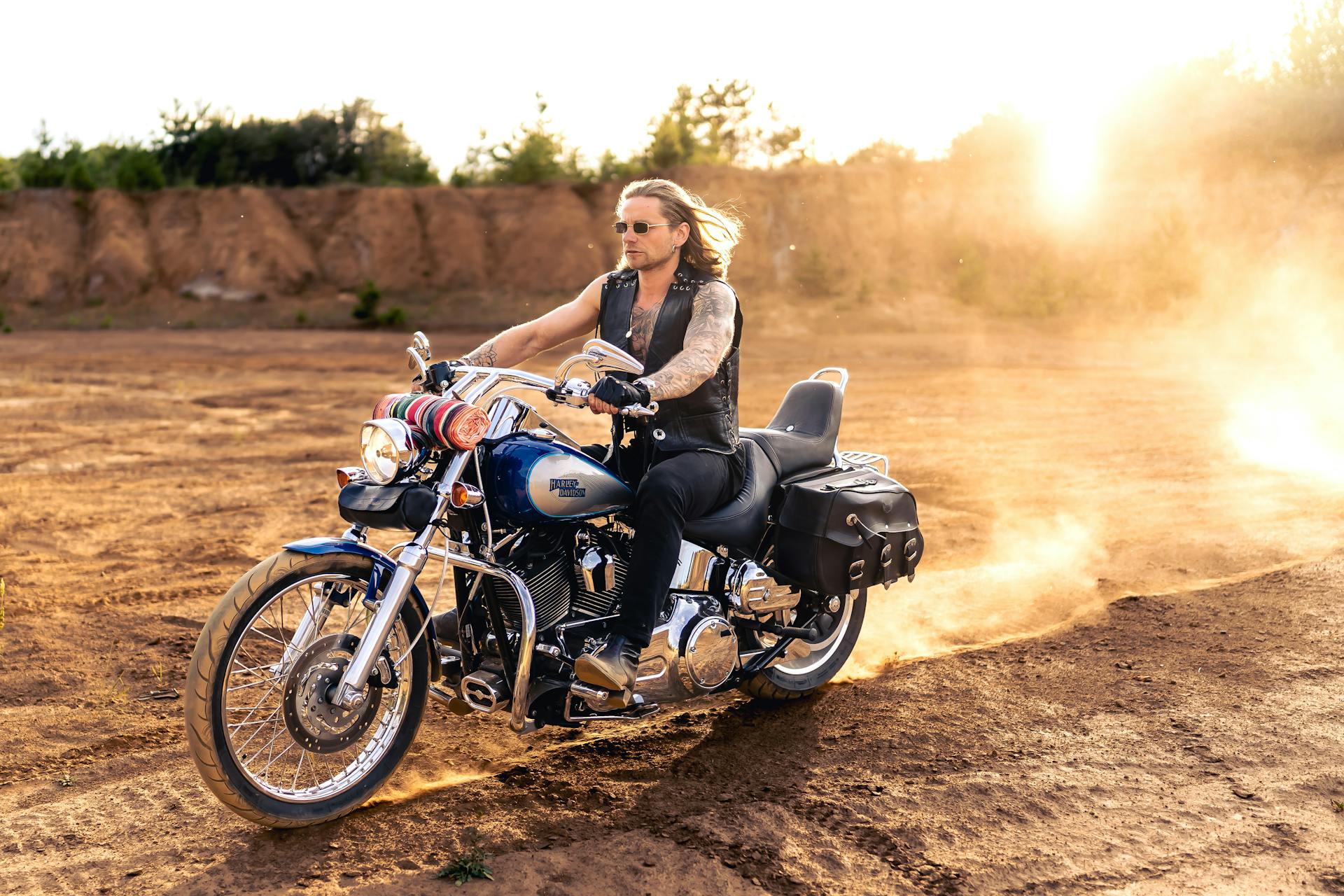 Ein Mann auf einem Motorrad | Quelle: Pexels