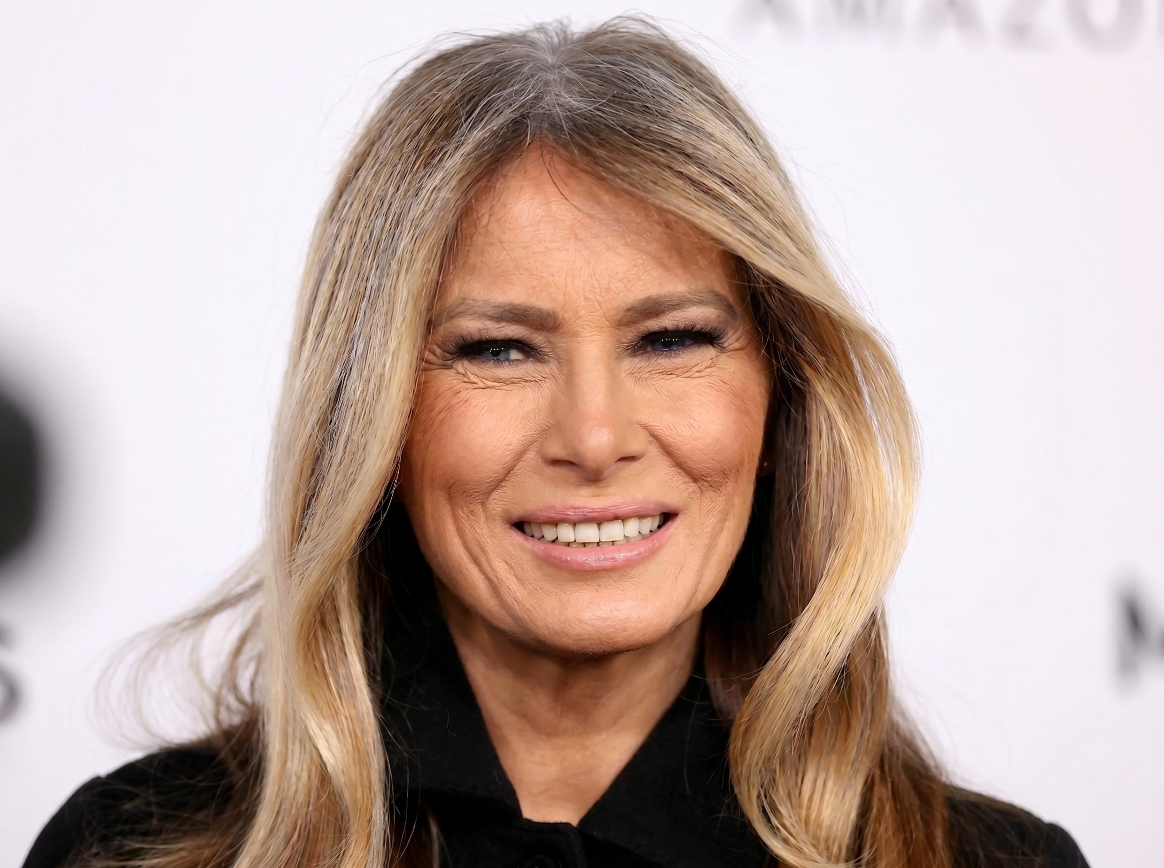 Dieses KI-generierte Bild zeigt eine Version von Melania Trump, die auf natürliche Weise gealtert ist – mit deutlicheren Falten um die Augen, auf der Stirn und um den Mund herum, wobei viele ihrer charakteristischen Gesichtszüge erhalten geblieben sind. | Quelle: Gemini