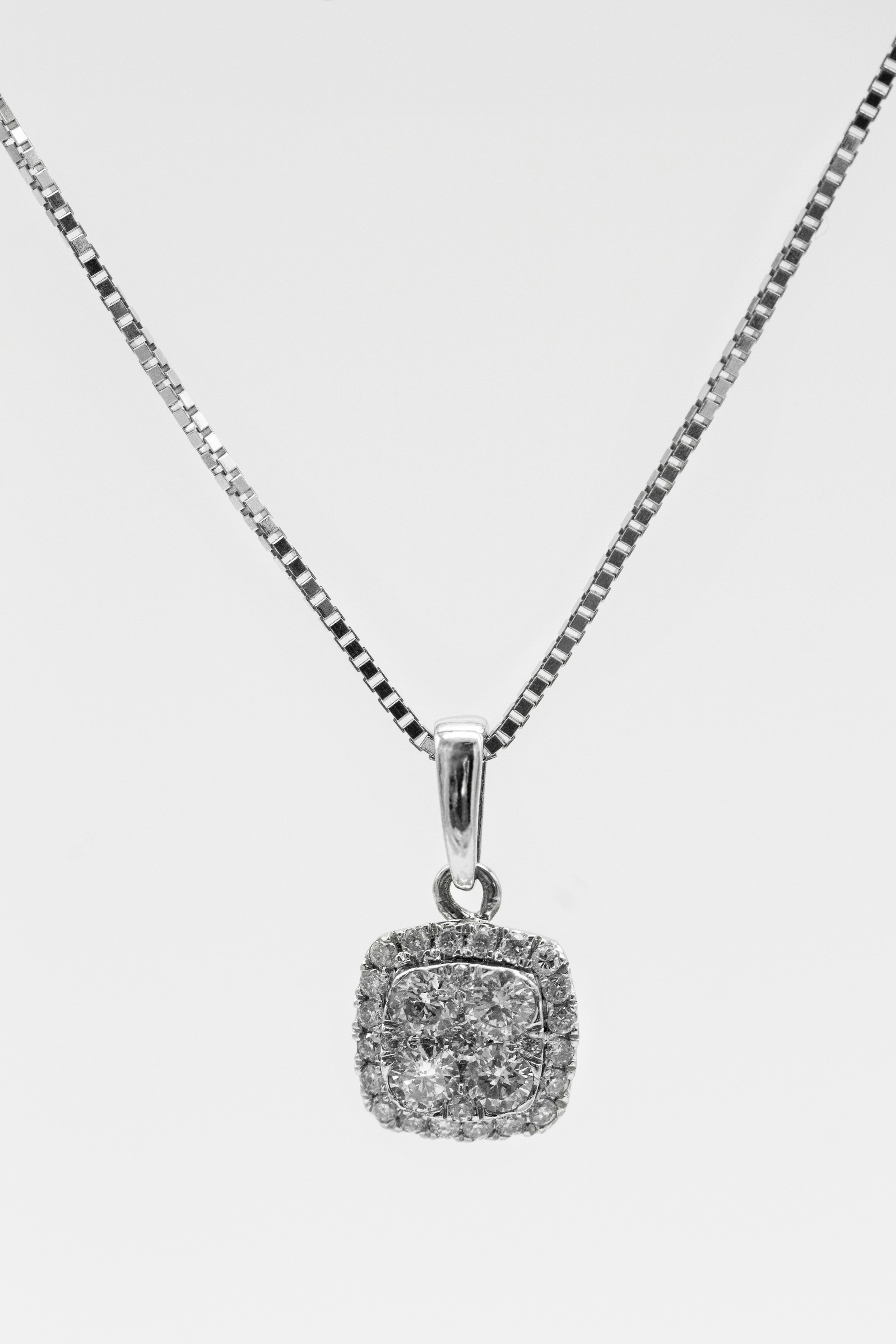 Eine Diamant-Halskette | Quelle: Unsplash