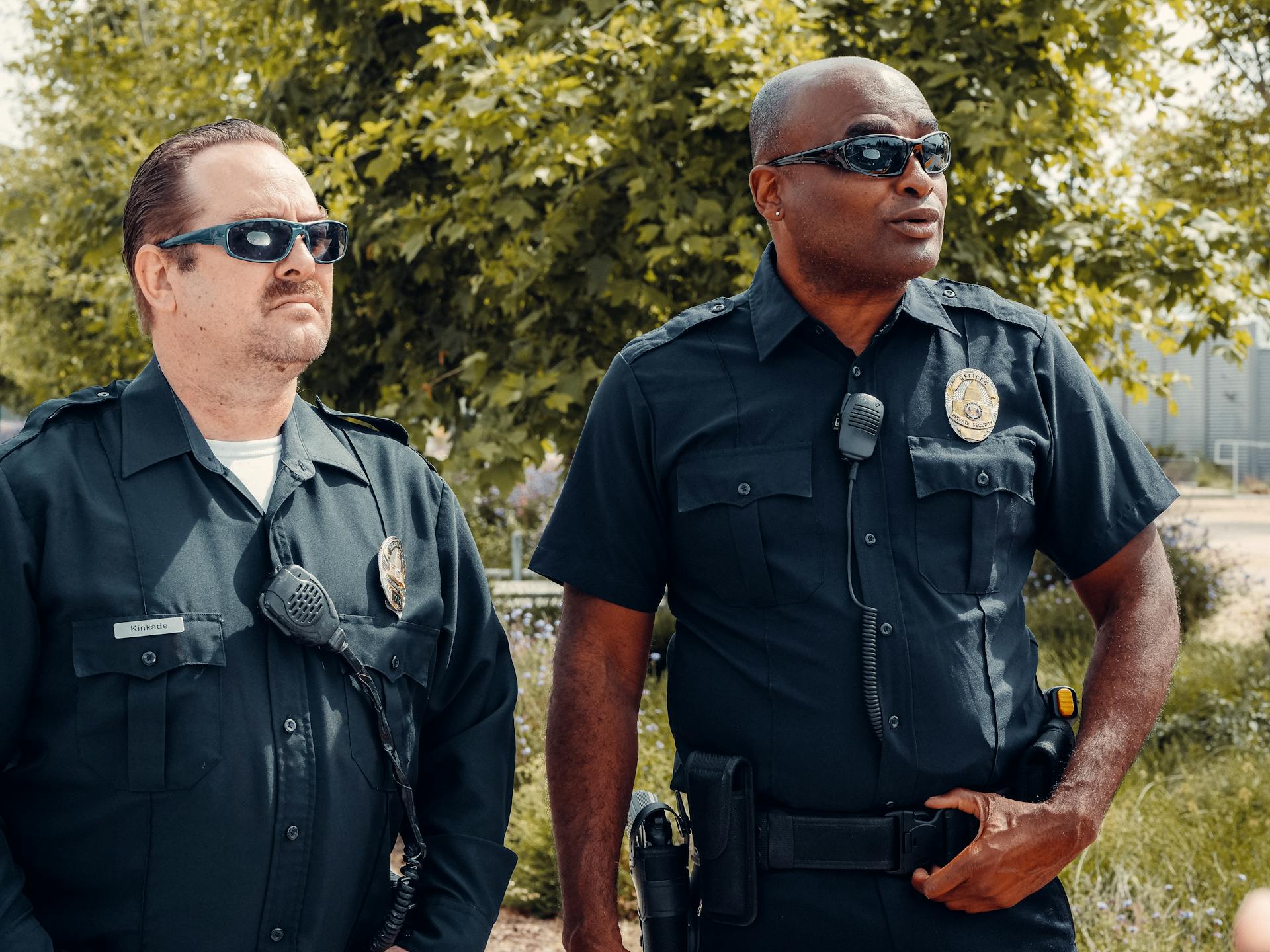 Zwei Polizeibeamte | Quelle: Pexels