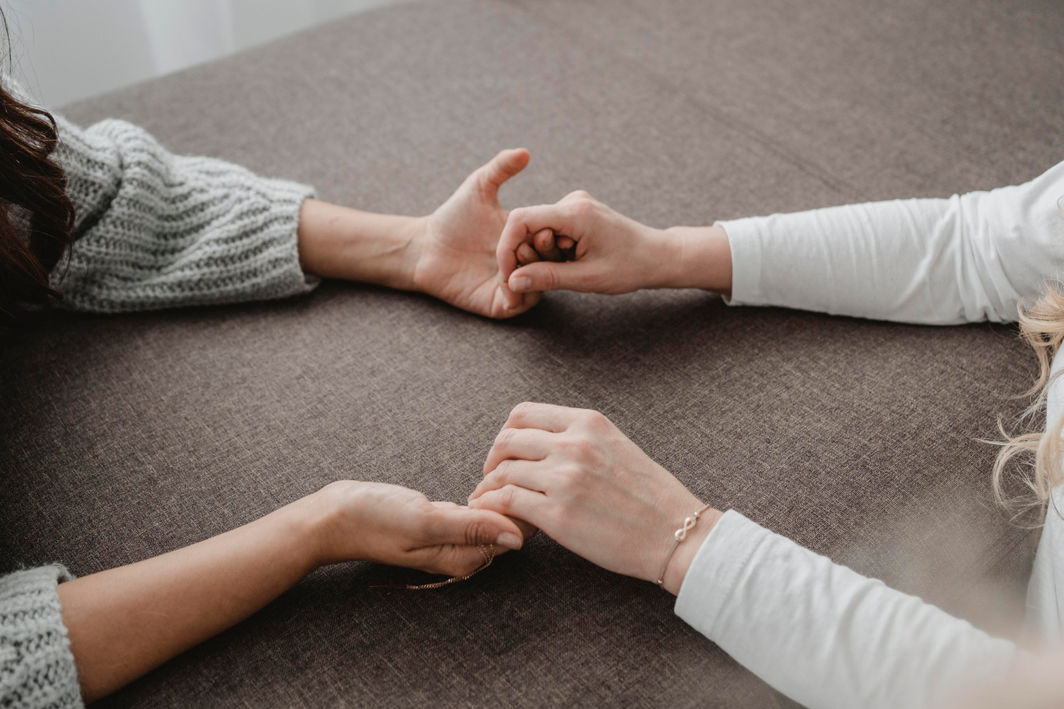 Zwei Frauen halten sich an den Händen | Quelle: Freepik