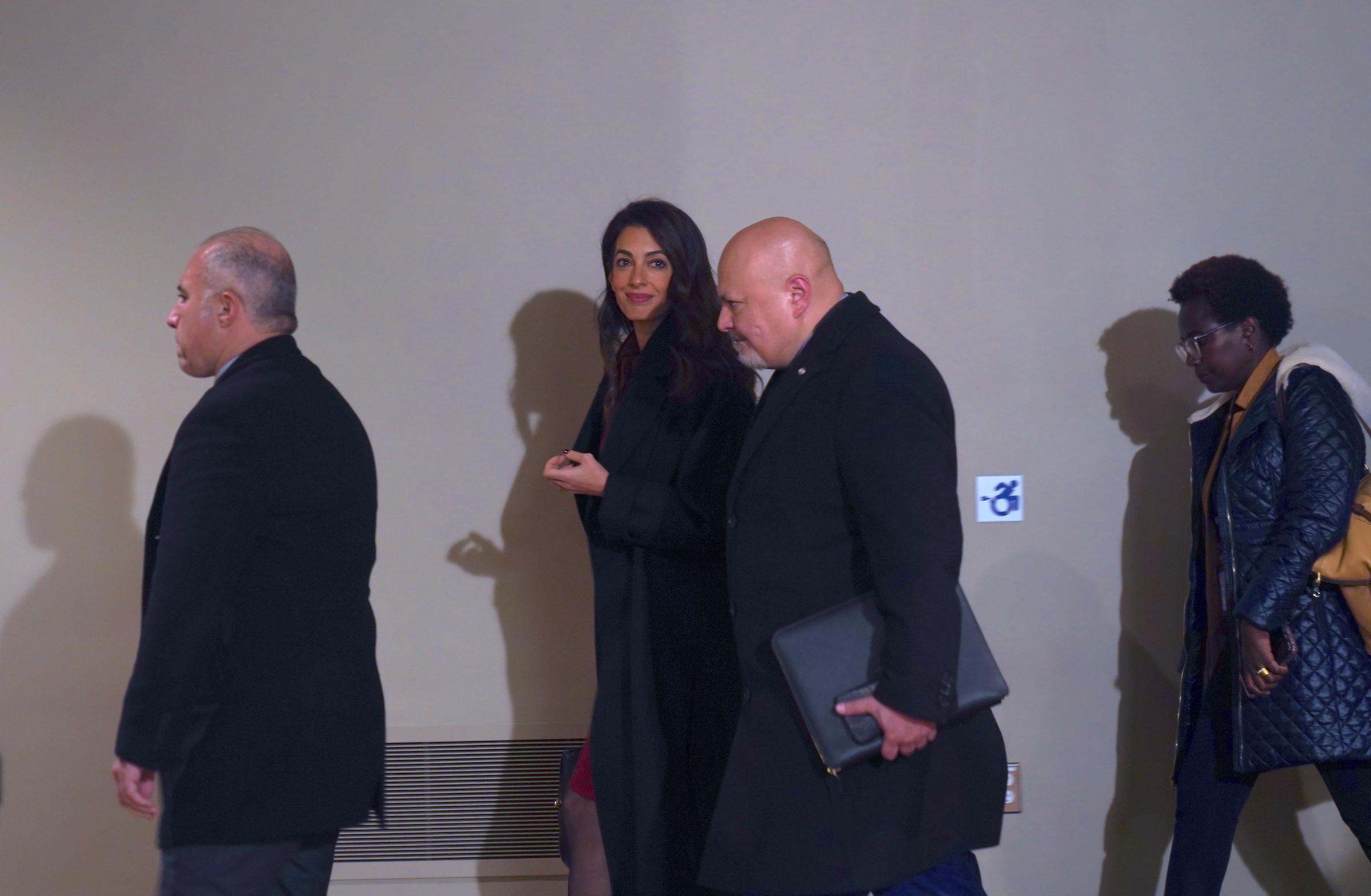 Der Ankläger des Internationalen Strafgerichtshofs (IStGH), Karim Khan KC (C - R), und seine Sonderberaterin für Darfur, Amal Clooney (C - L), werden nach der Sitzung des Sicherheitsrats der Vereinten Nationen im Hauptquartier der Vereinten Nationen am 25. Januar 2023 in New York gesehen. | Quelle: Getty Images