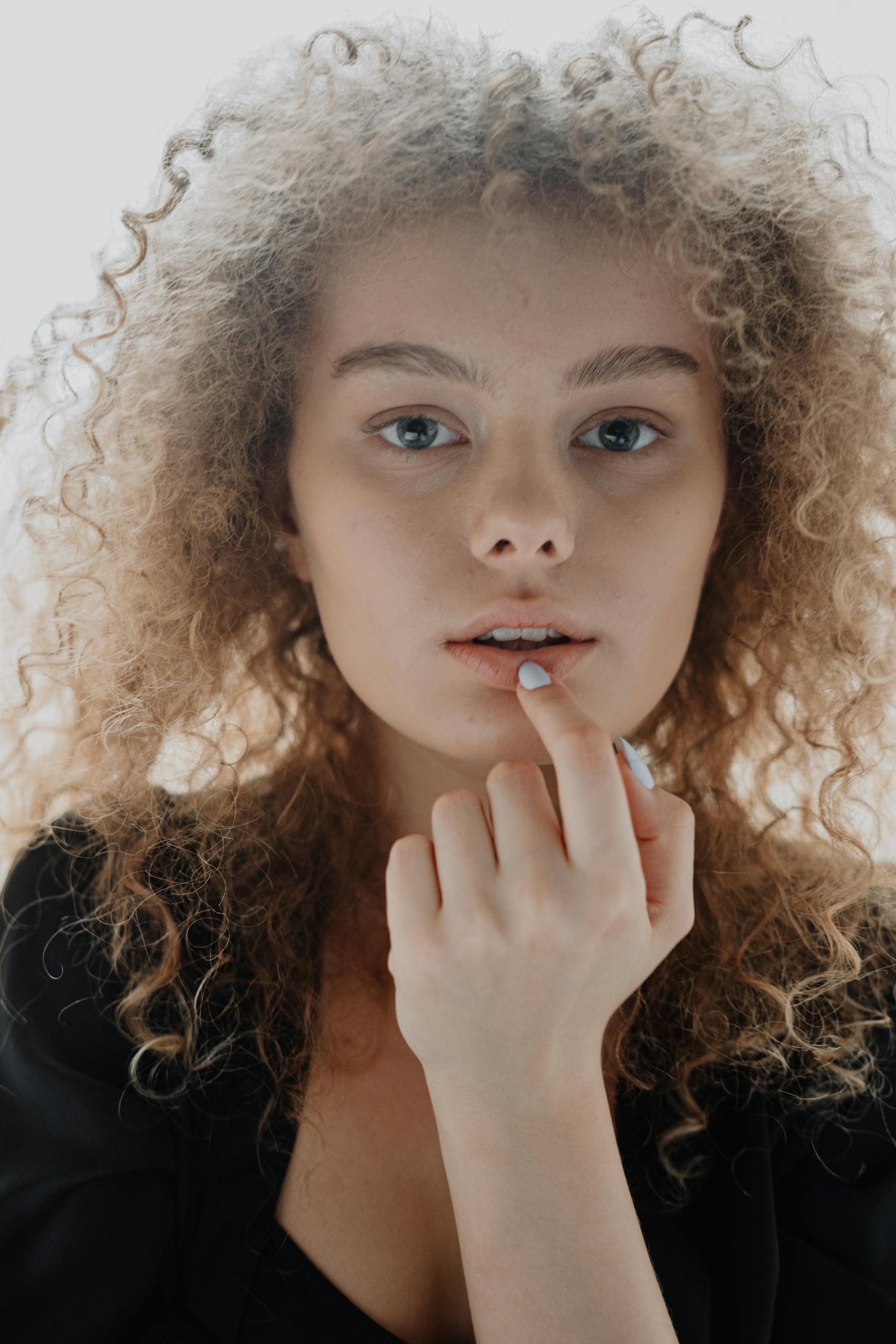 Eine nachdenkliche Frau | Quelle: Pexels