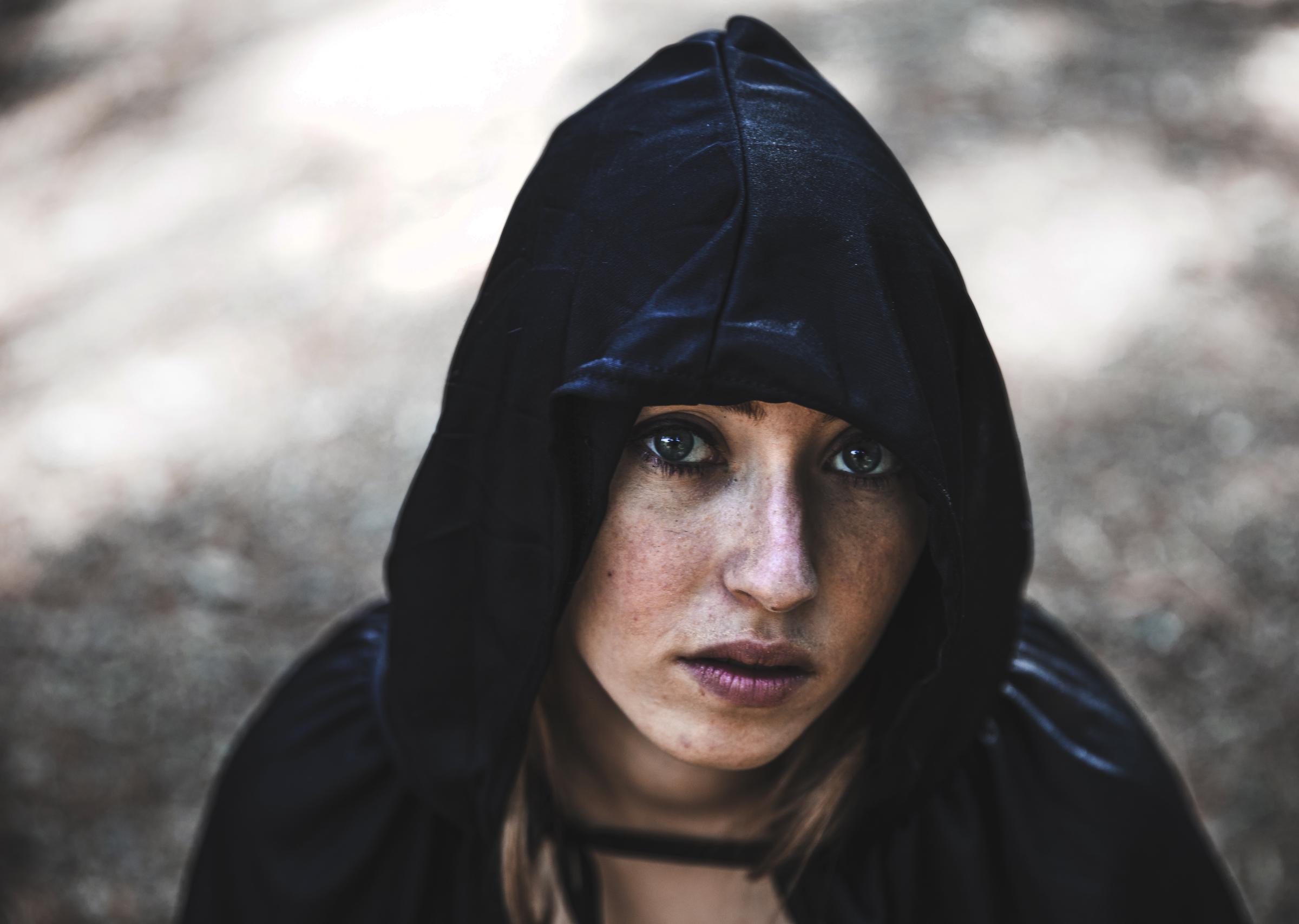 Eine Frau, die einen Hoodie trägt | Quelle: Freepik