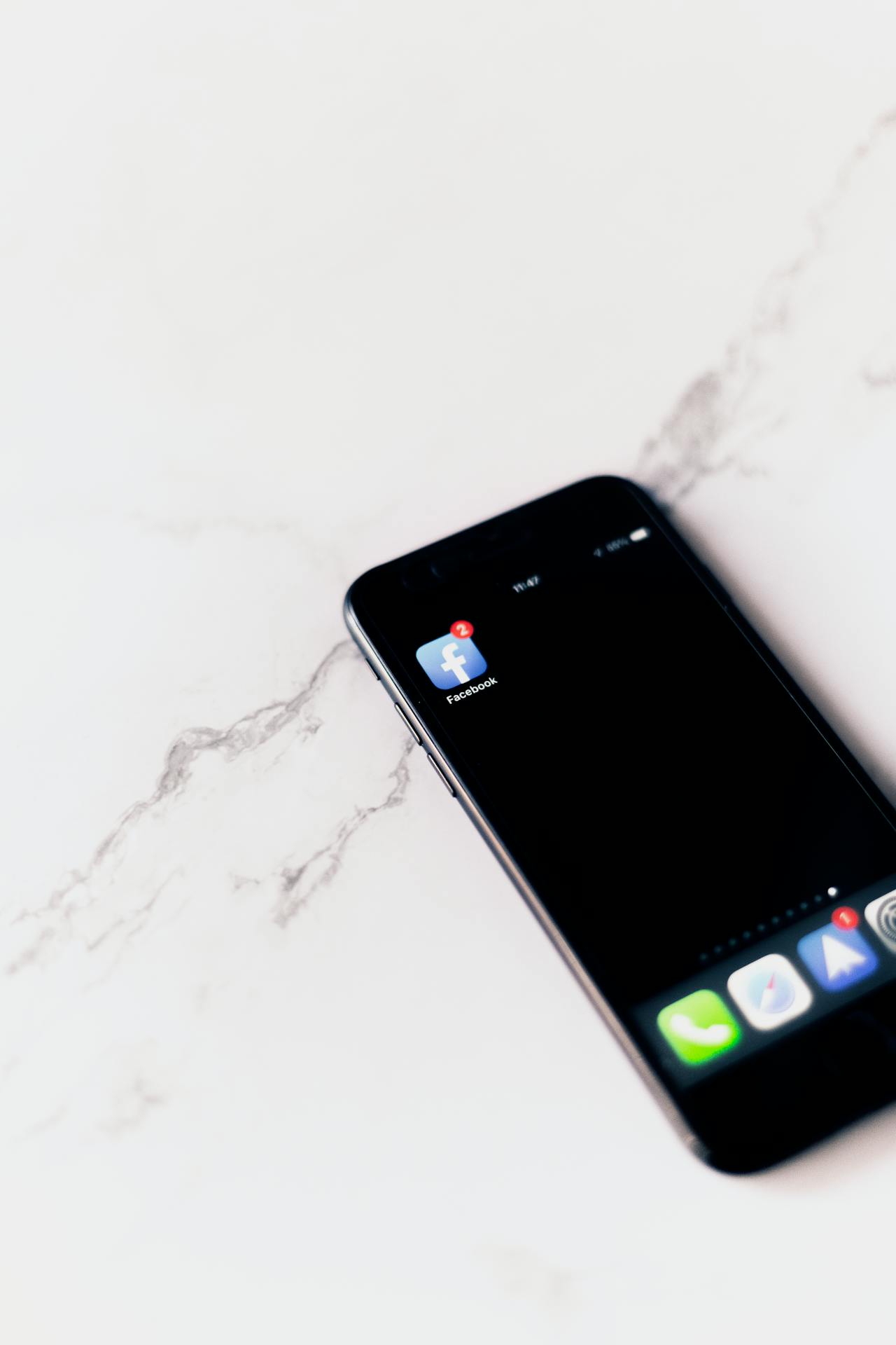 Ein Smartphone-Startbildschirm, der eine ungelesene Nachricht in der Facebook-App anzeigt | Quelle: Pexels