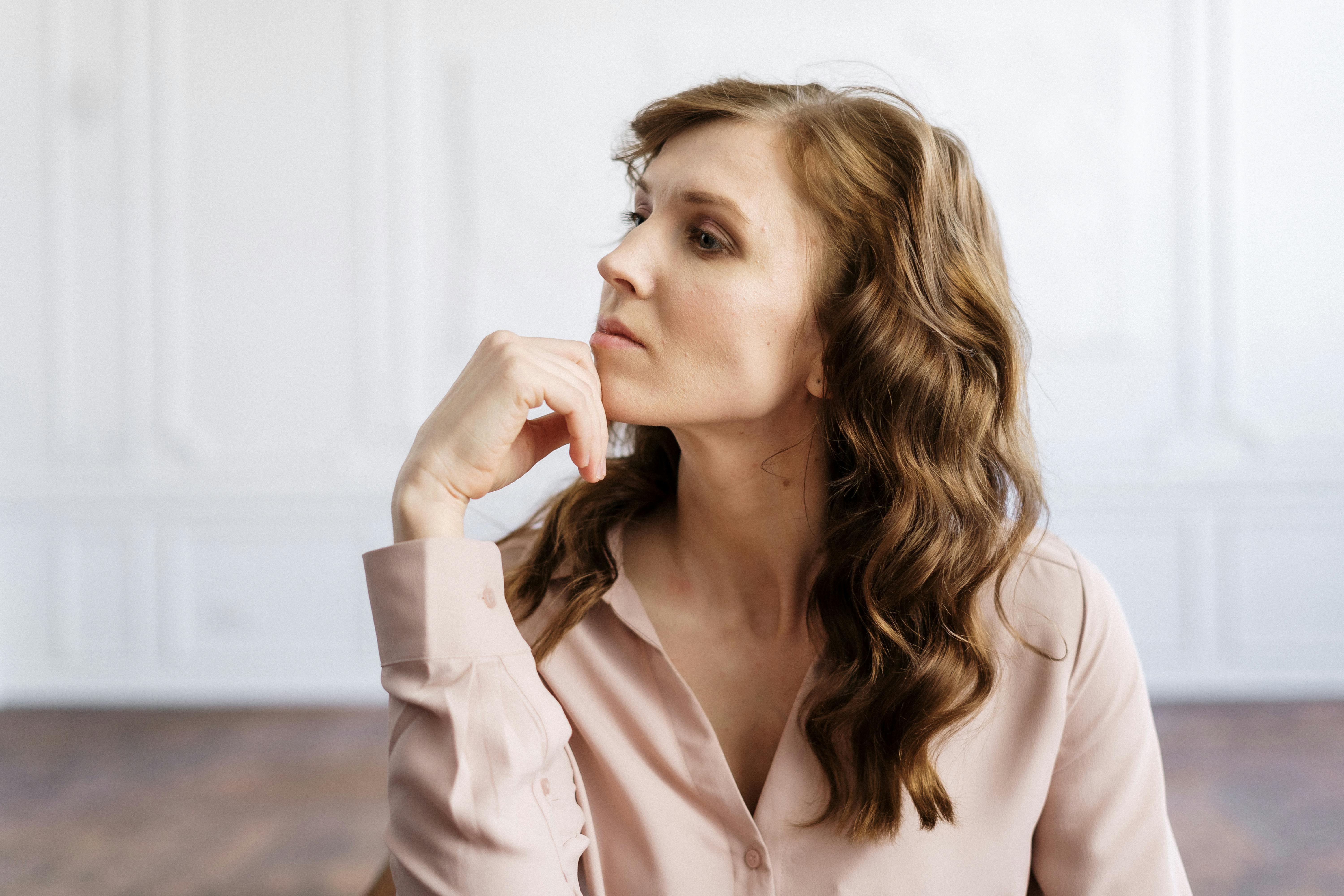 Eine in Gedanken versunkene Frau | Quelle: Pexels