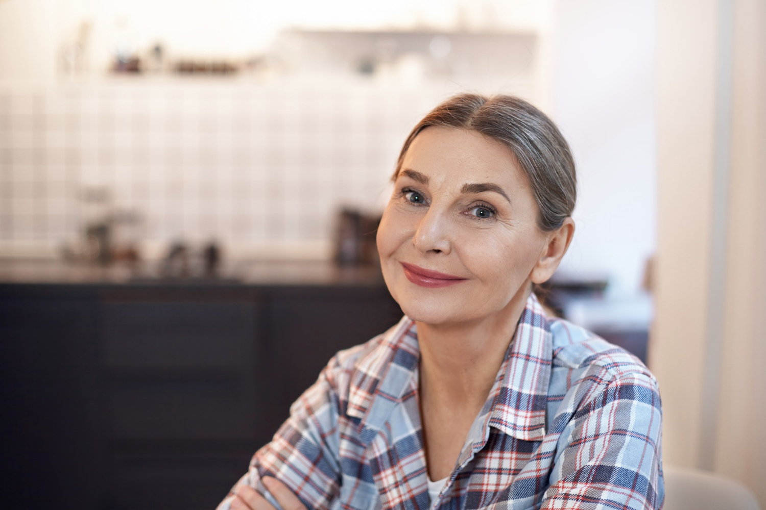 Eine ältere Frau, die erleichtert dreinschaut | Quelle: Freepik
