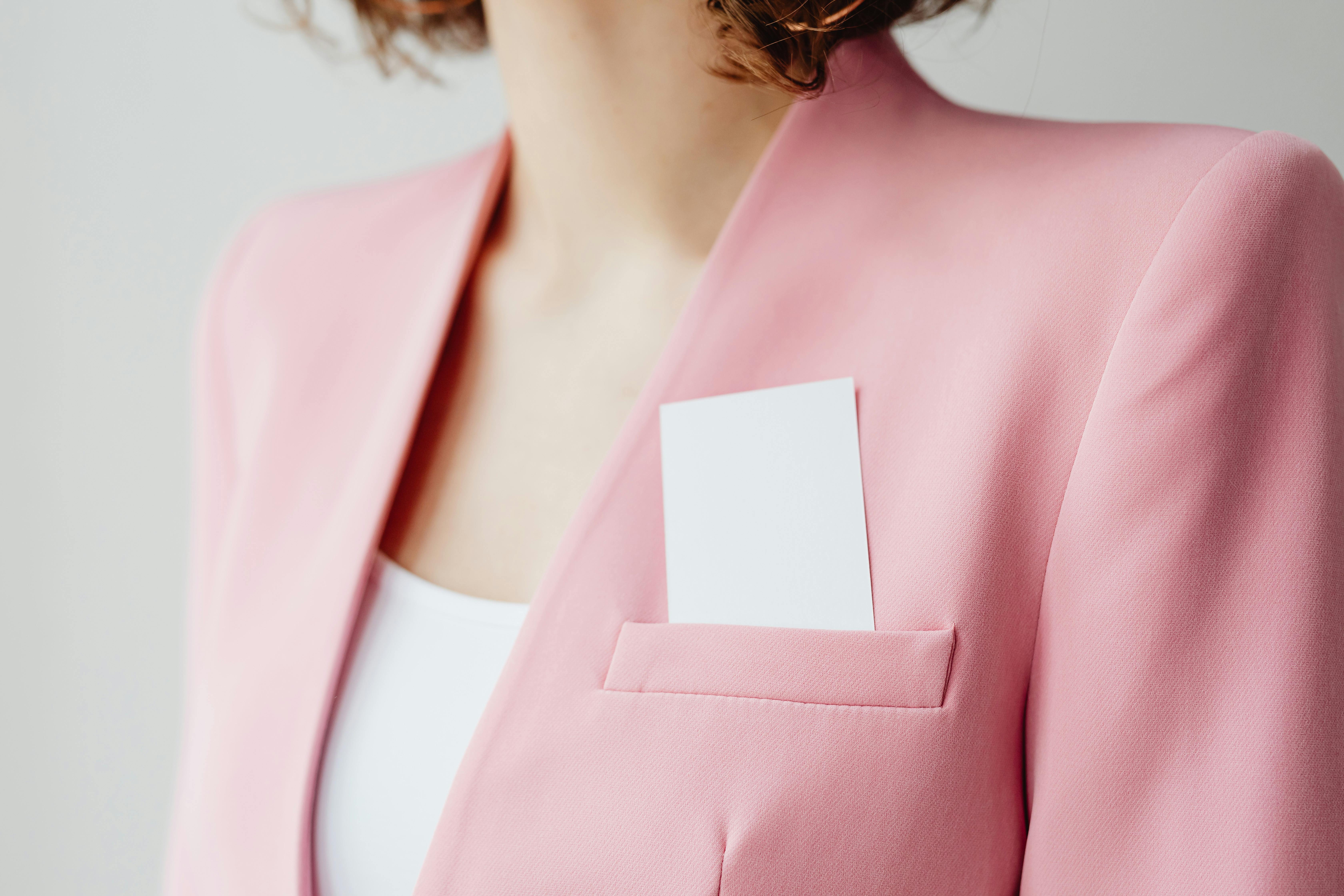 Eine Frau trägt einen rosa Blazer | Quelle: Pexels