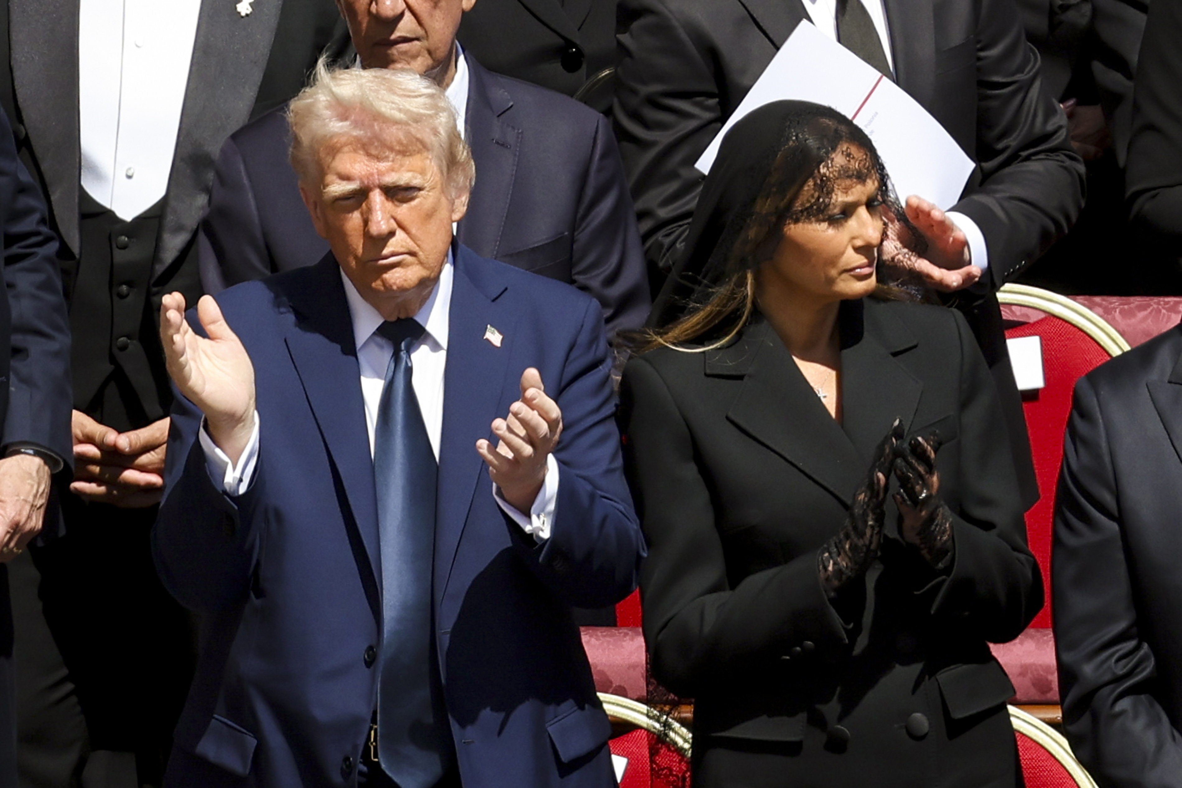 Donald und Melania Trump während der Beerdigungszeremonie von Papst Franziskus am 26. April 2025. | Quelle: Getty Images