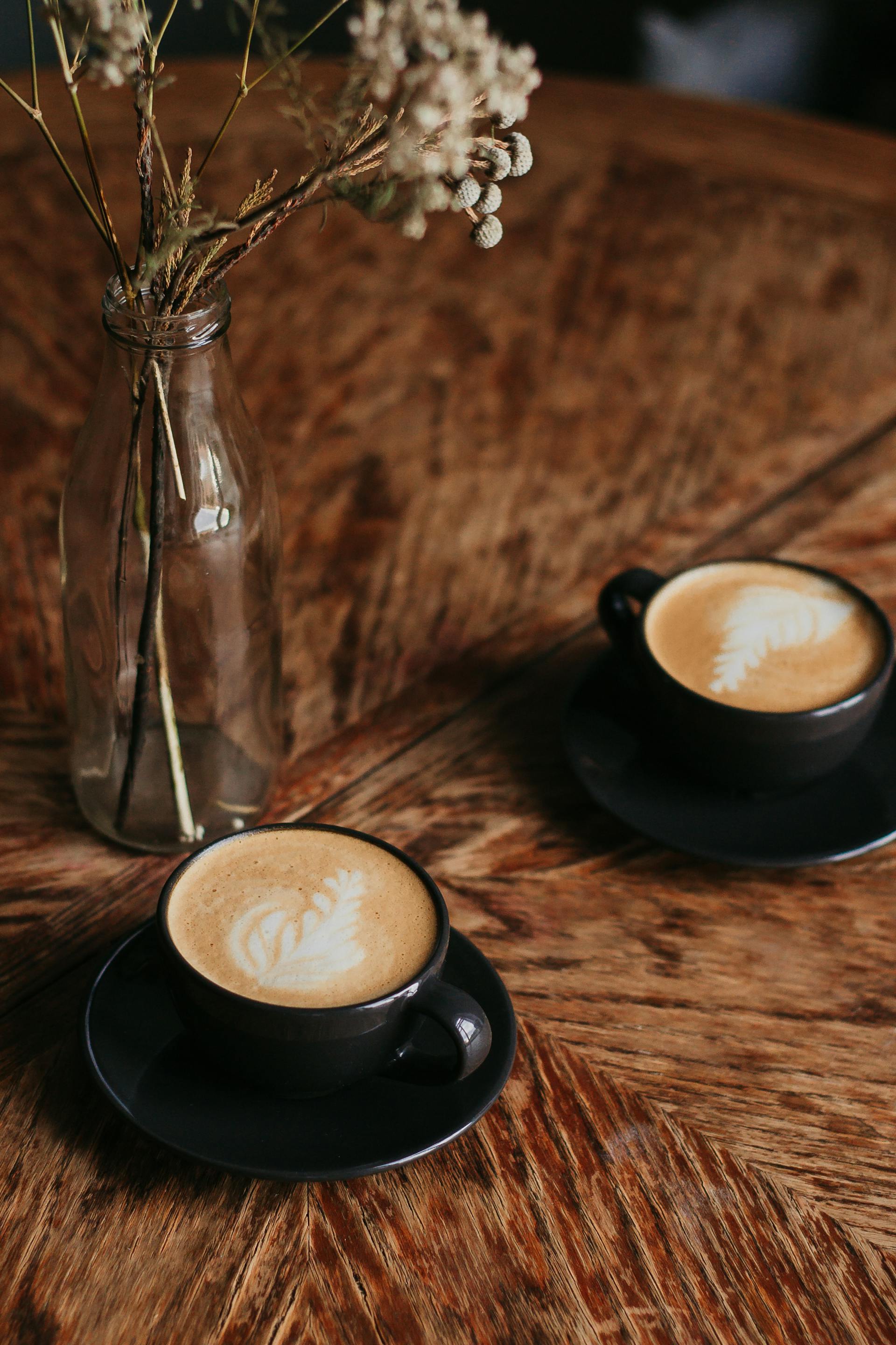Zwei Tassen Kaffee auf einem Tisch | Quelle: Pexels