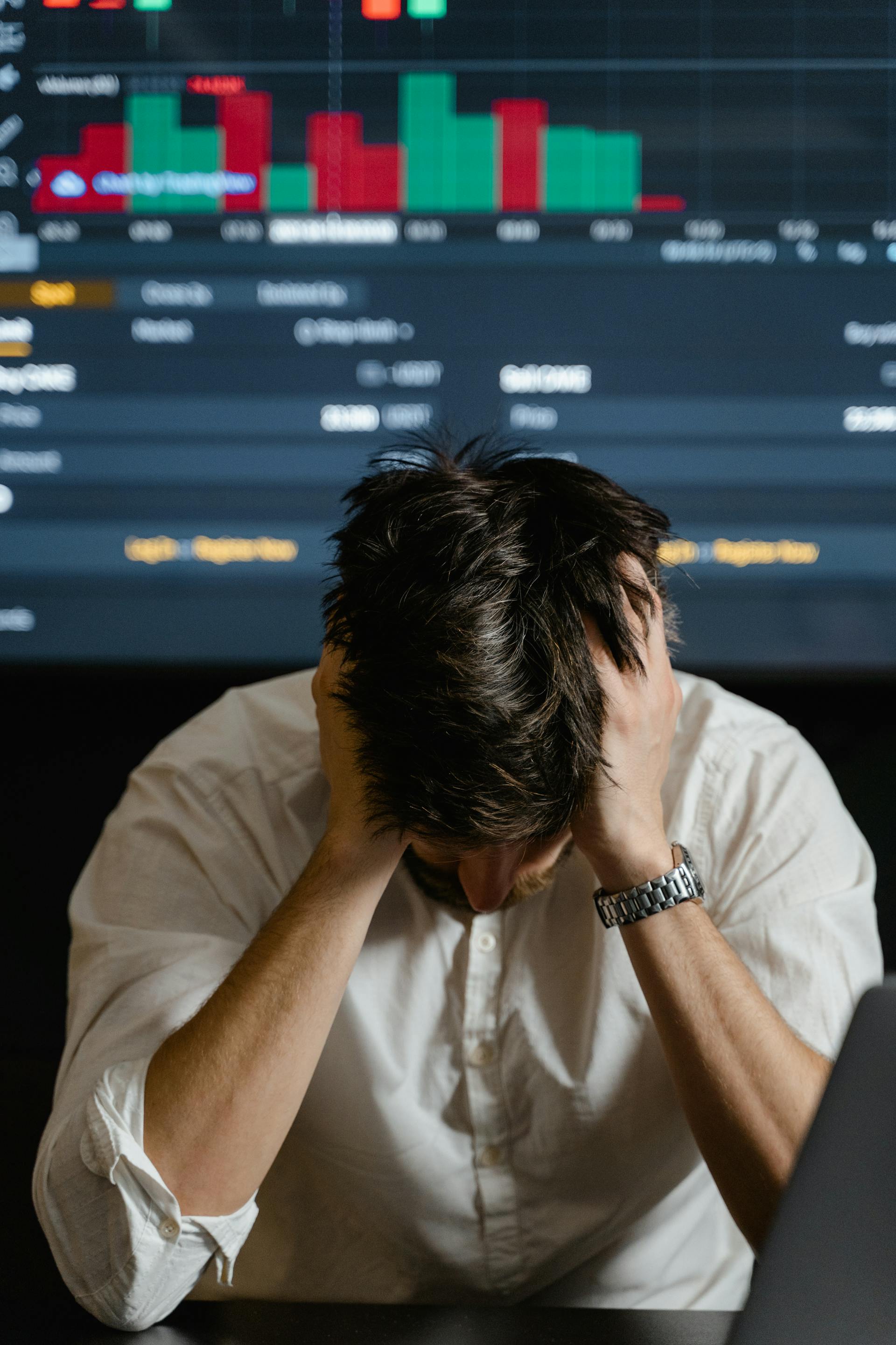 Ein Mann fühlt sich bei der Arbeit gestresst | Quelle: Pexels