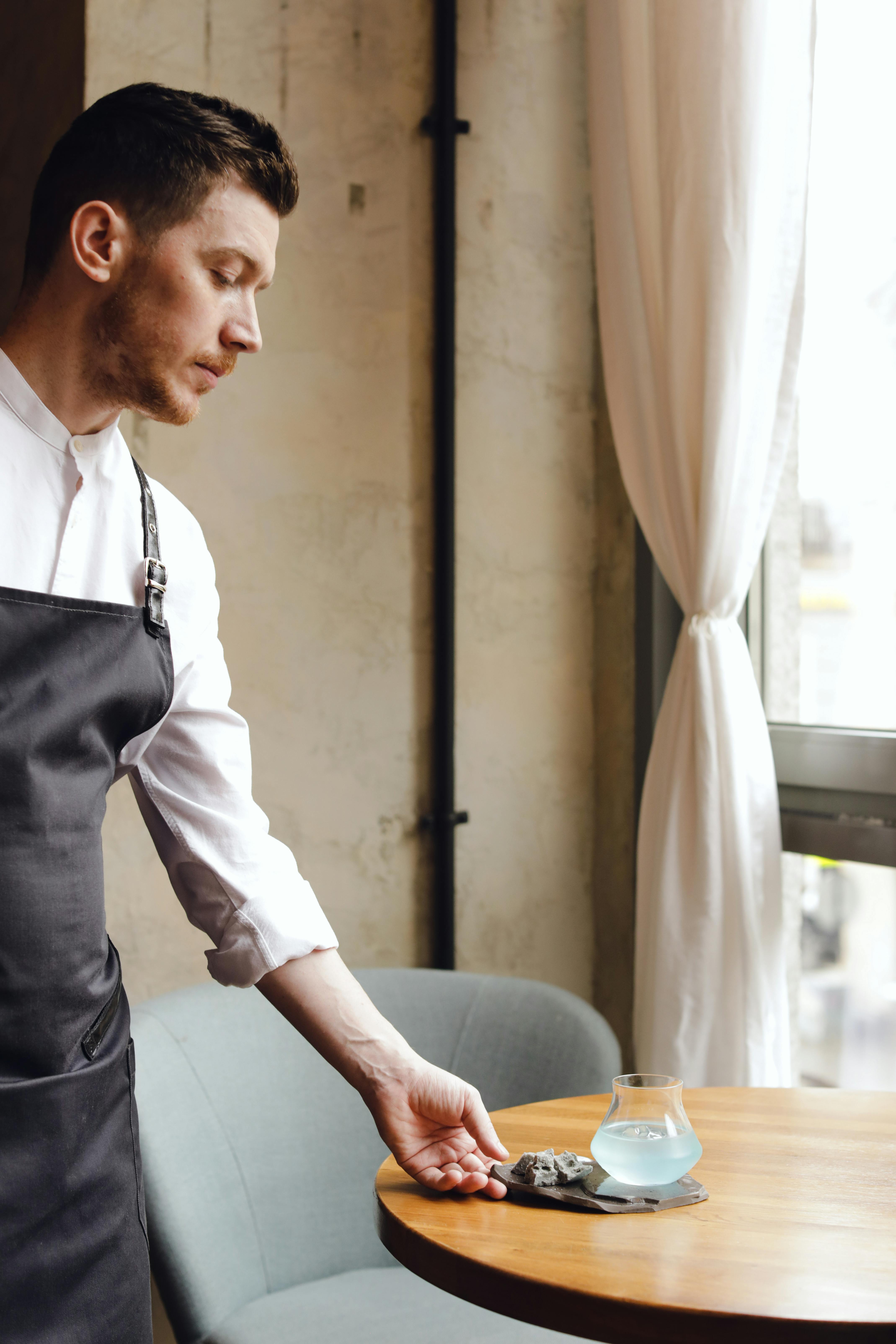 Ein Kellner bei der Arbeit | Quelle: Pexels