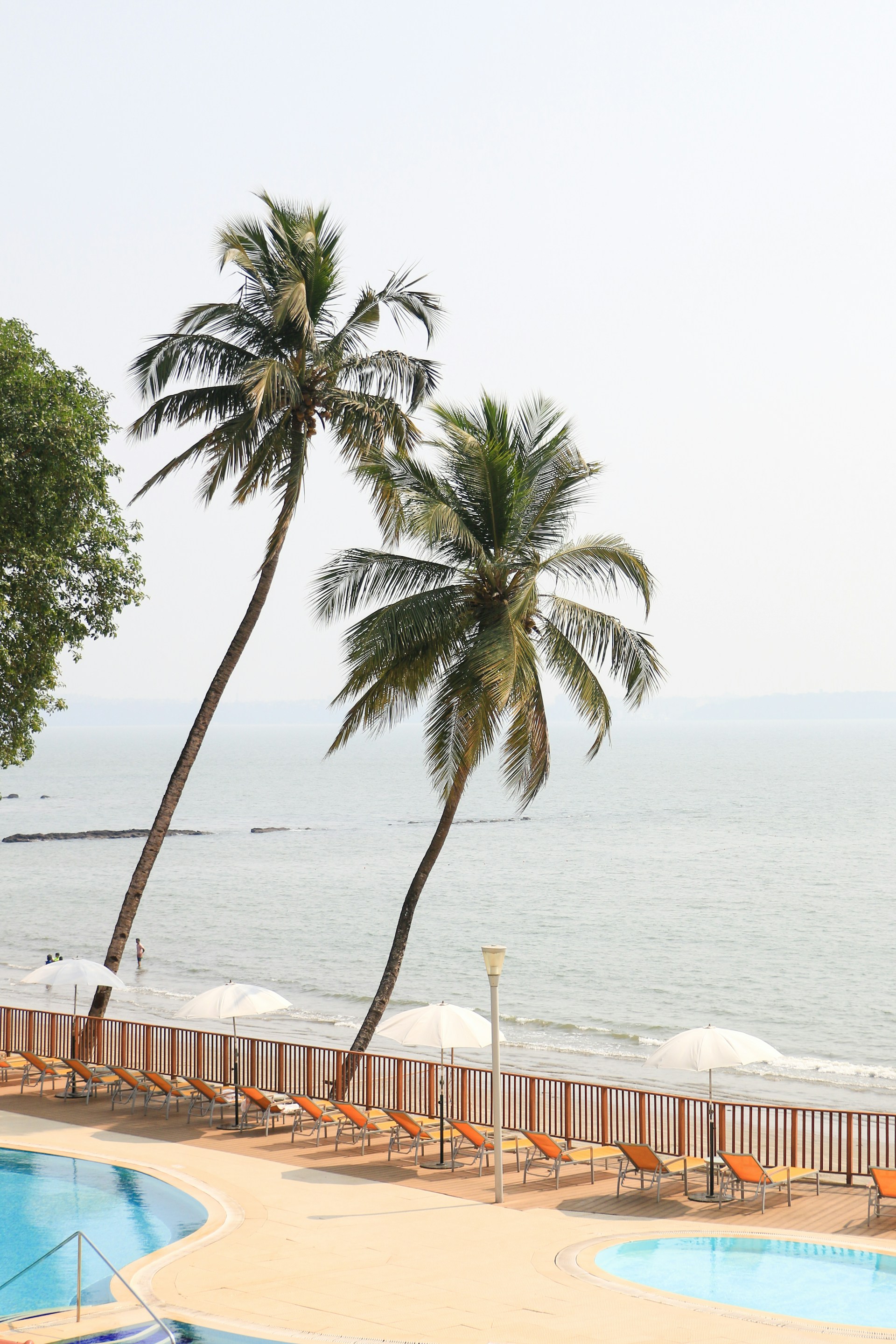 Malerischer Blick auf das Meer von einem Resort aus | Quelle: Unsplash