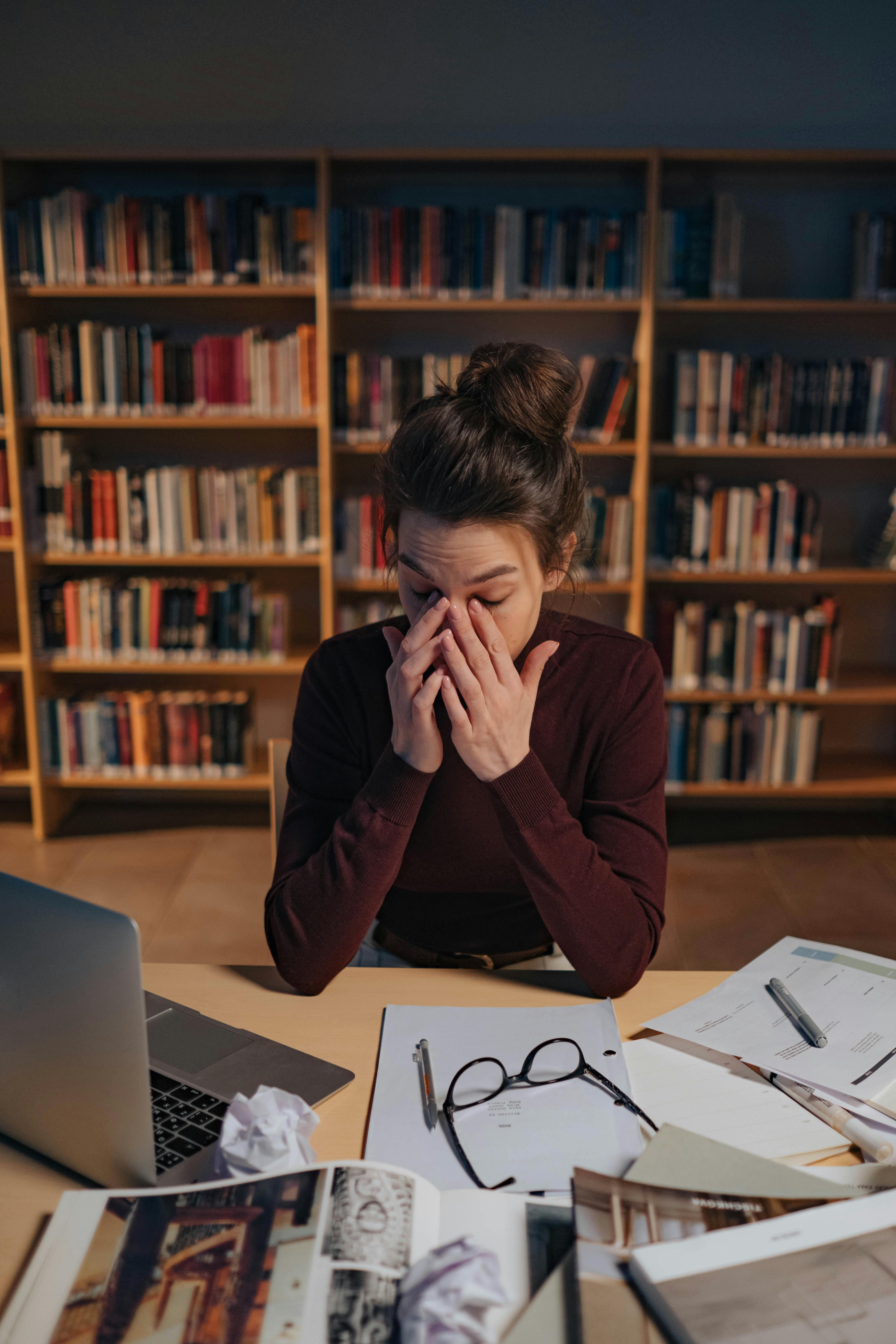 Eine Frau arbeitet in einer Bibliothek | Quelle: Pexels
