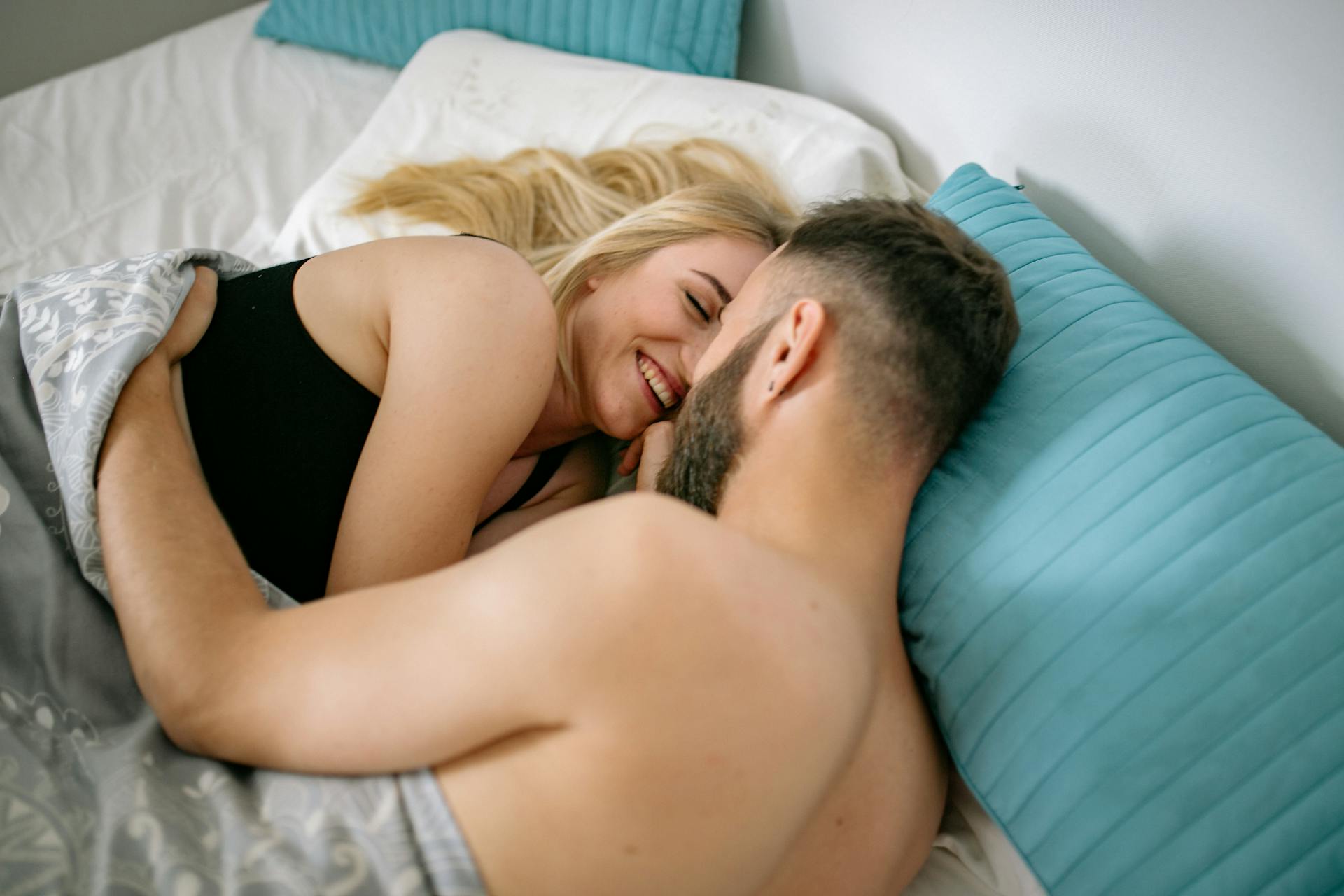 Ein Paar im Bett | Quelle: Pexels