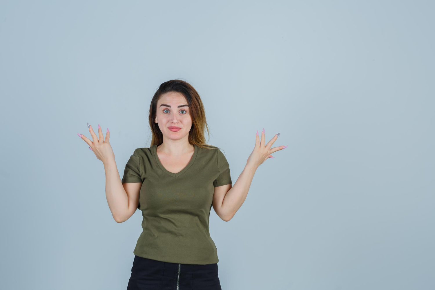 Eine wütende Frau zuckt mit den Schultern | Quelle: Freepik