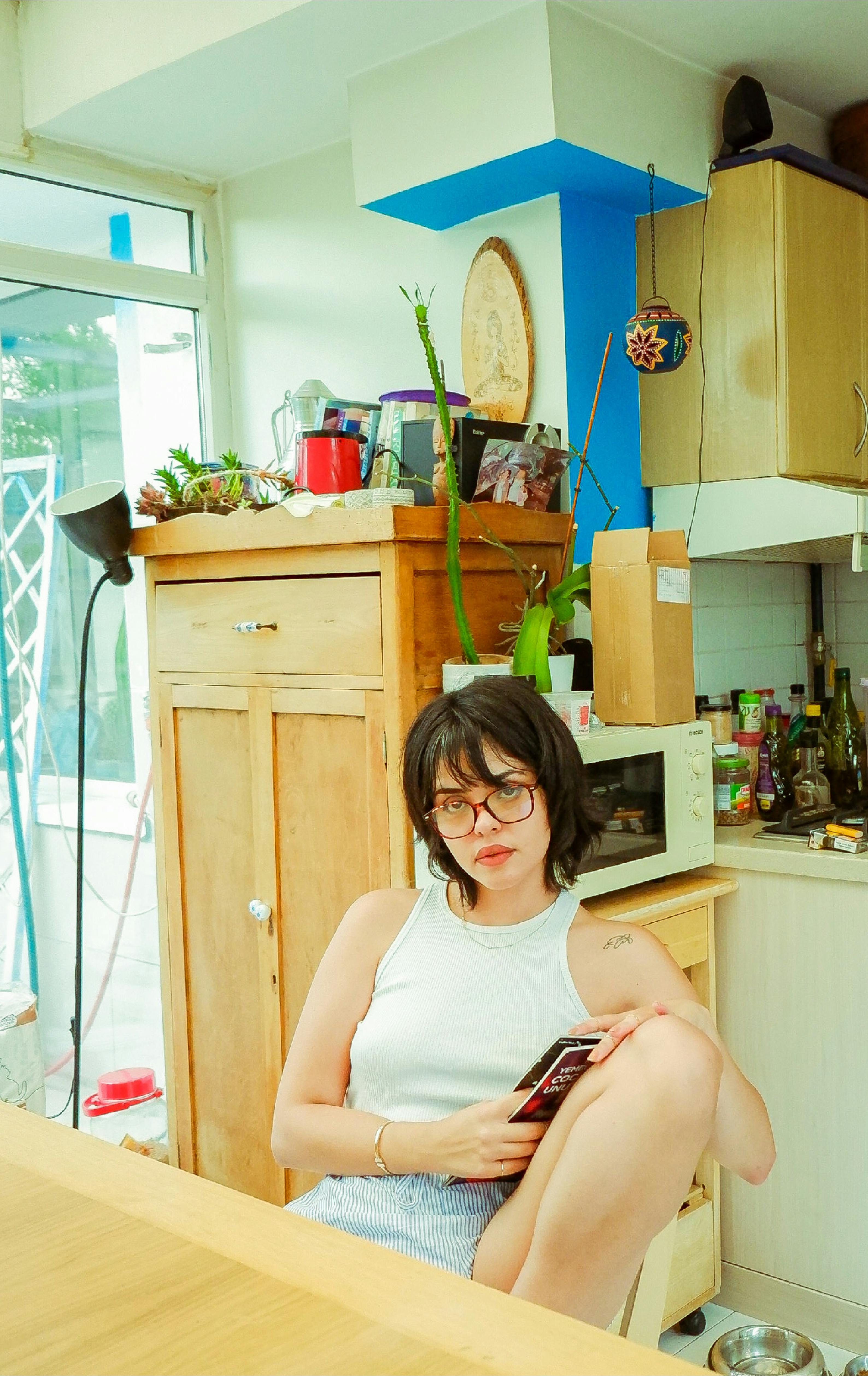 Eine ernste Frau lehnt sich in ihrem Stuhl zurück | Quelle: Pexels