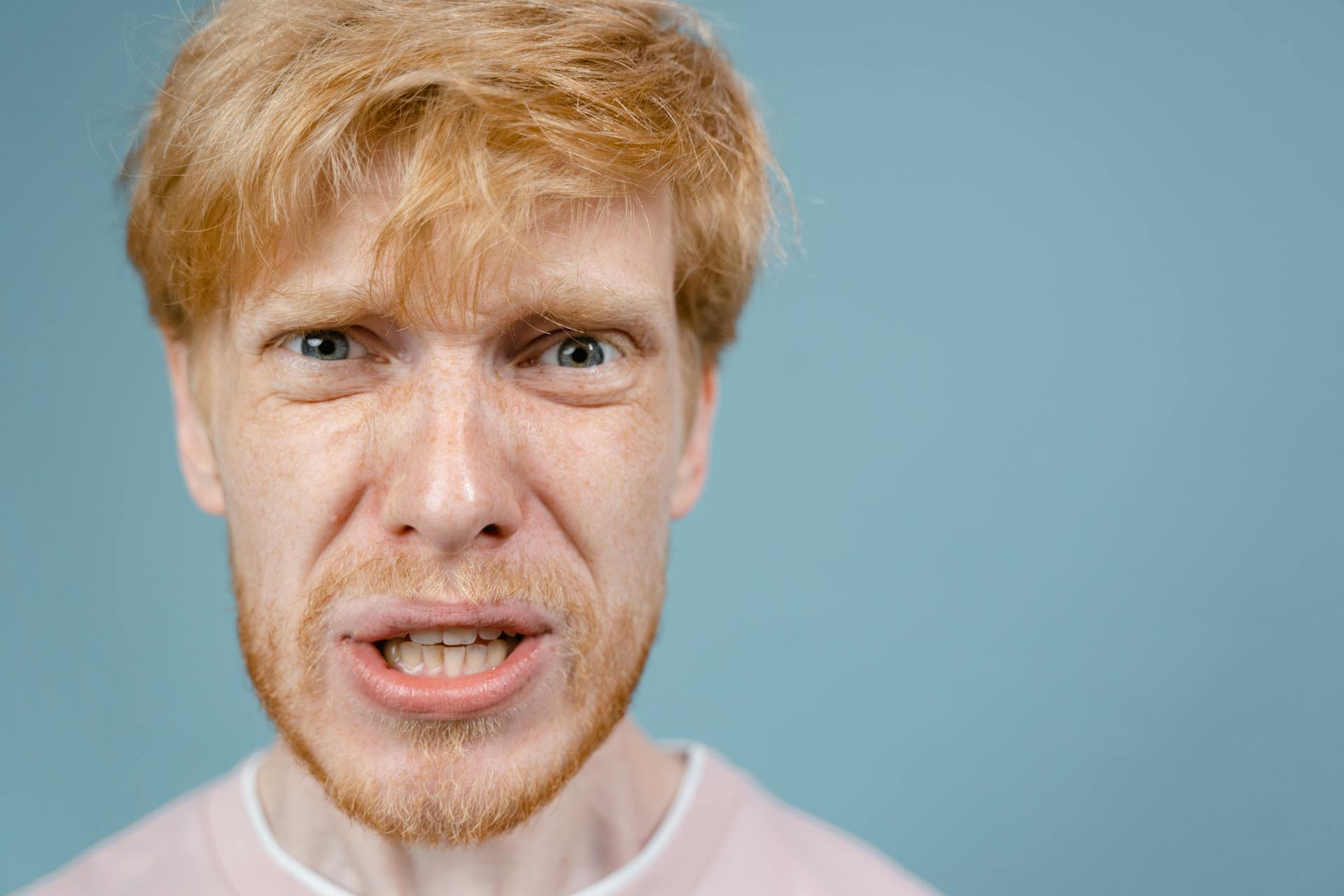Ein frustrierter Mann mit zusammengebissenen Zähnen | Quelle: Pexels