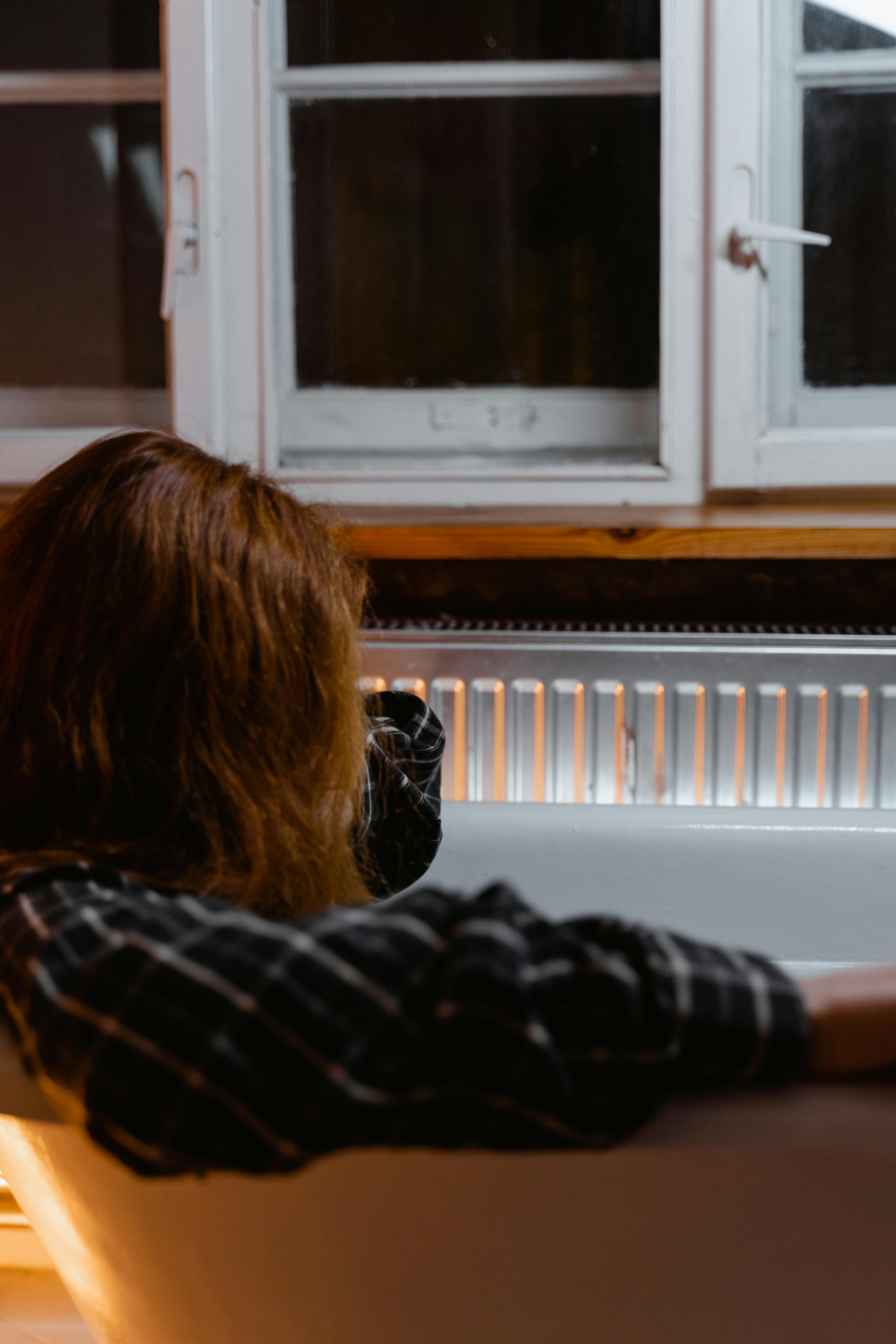 Eine verärgerte Frau sitzt in einer Badewanne | Quelle: Pexels