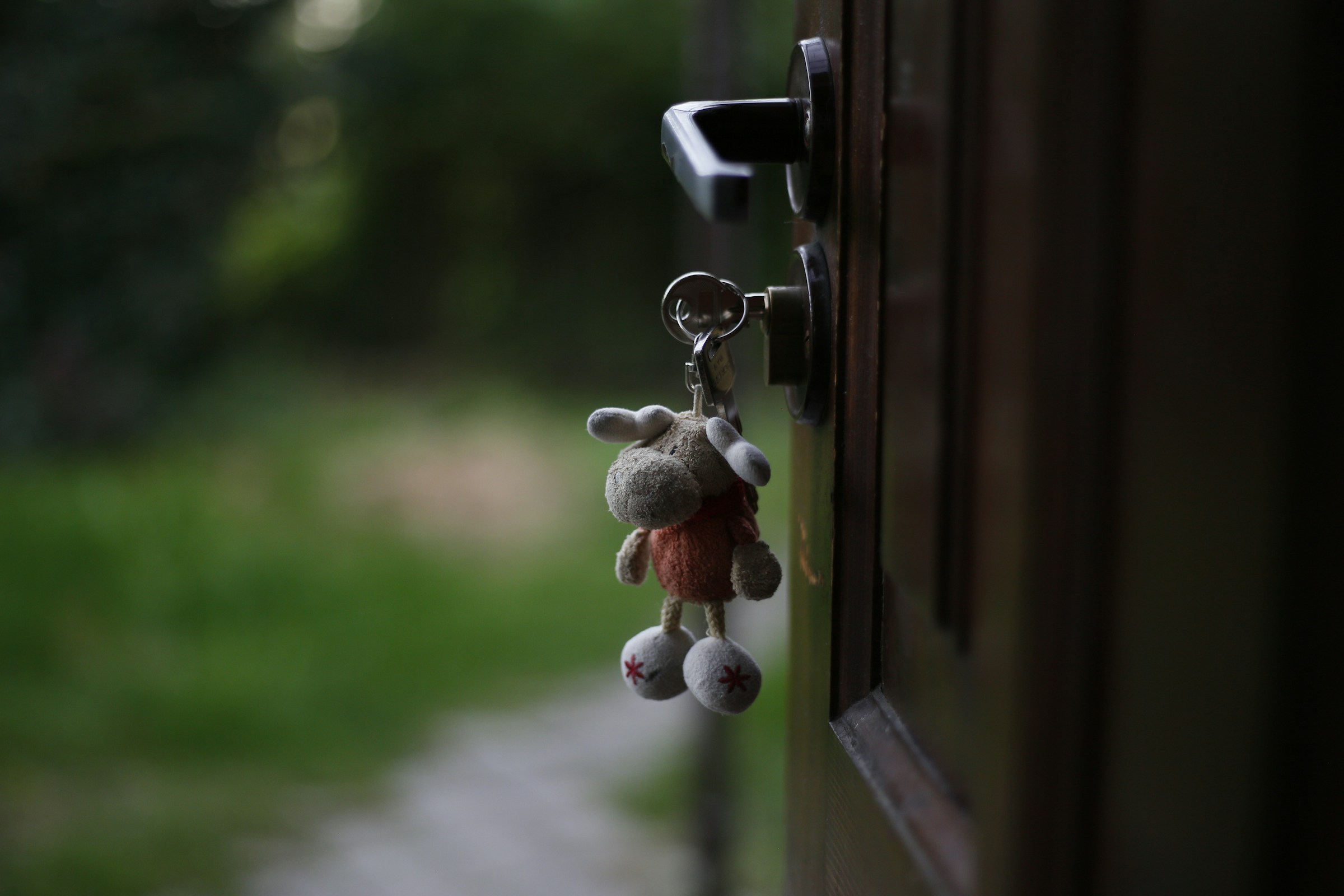Ein Schlüsselanhänger, der an einem Türgriff hängt | Quelle: Unsplash