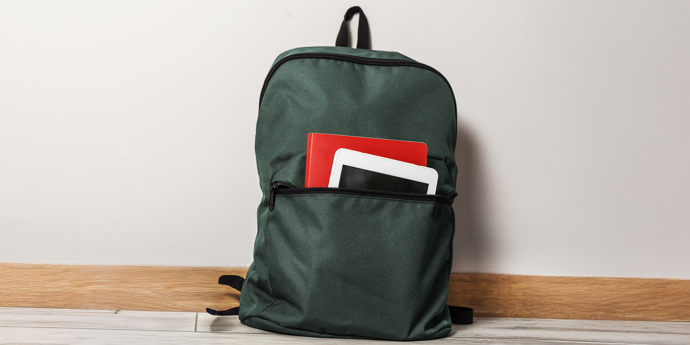 Ein Rucksack mit Notizbüchern | Quelle: Shutterstock