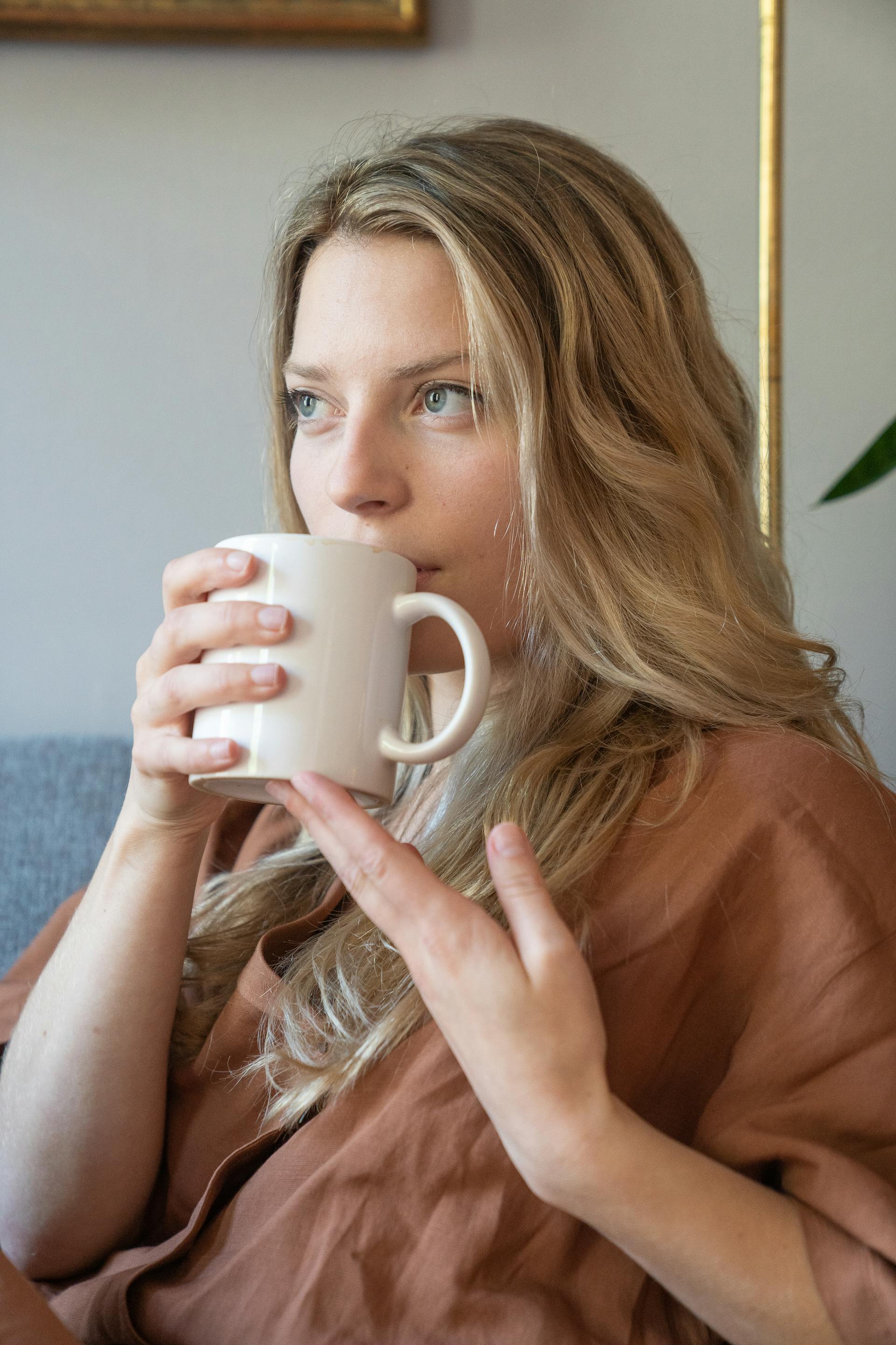 Eine Frau trinkt Kaffee | Quelle: Pexels
