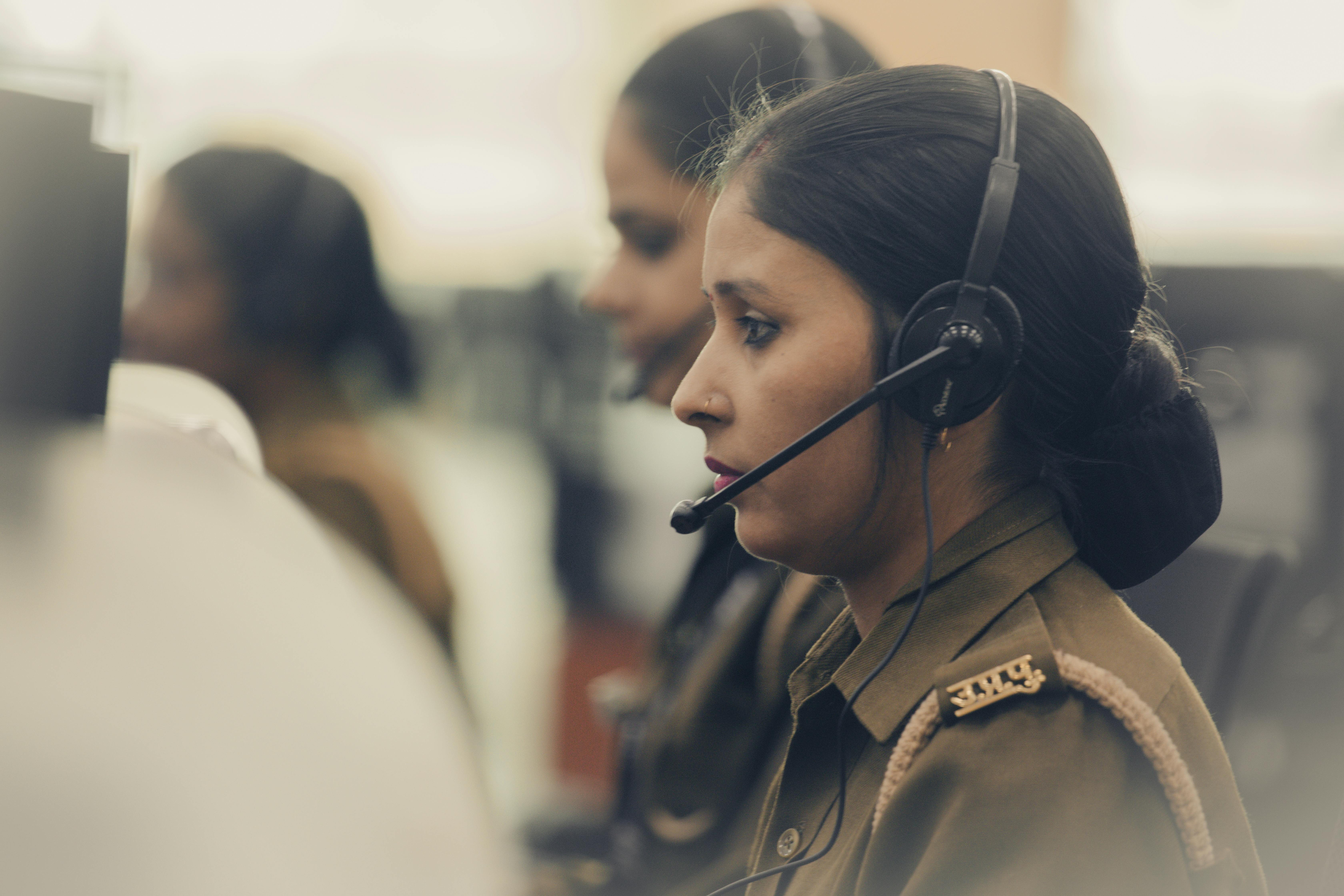 Eine Disponentin am Telefon | Quelle: Pexels