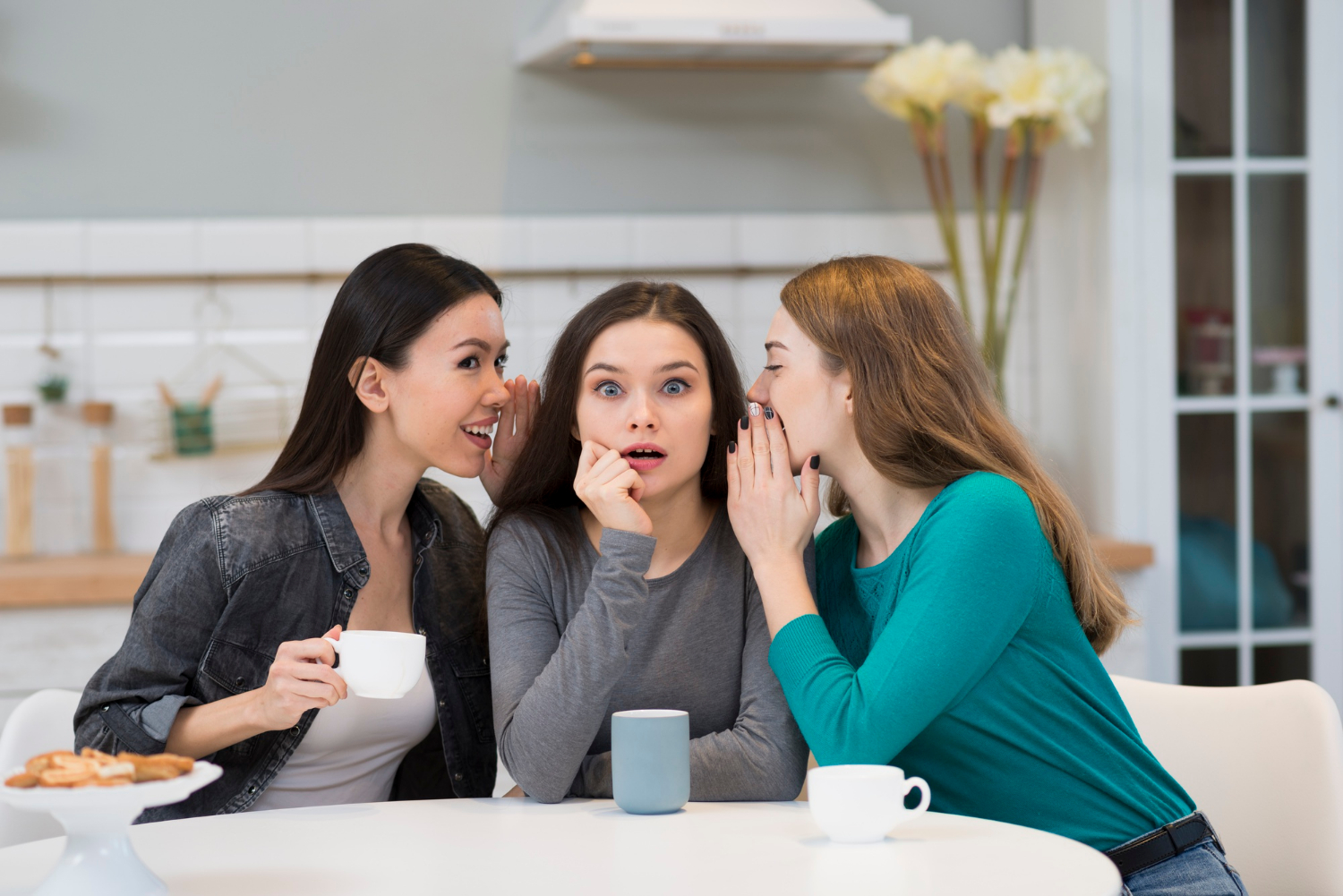 Tratschende Frauen in einem Büro | Quelle: Freepik
