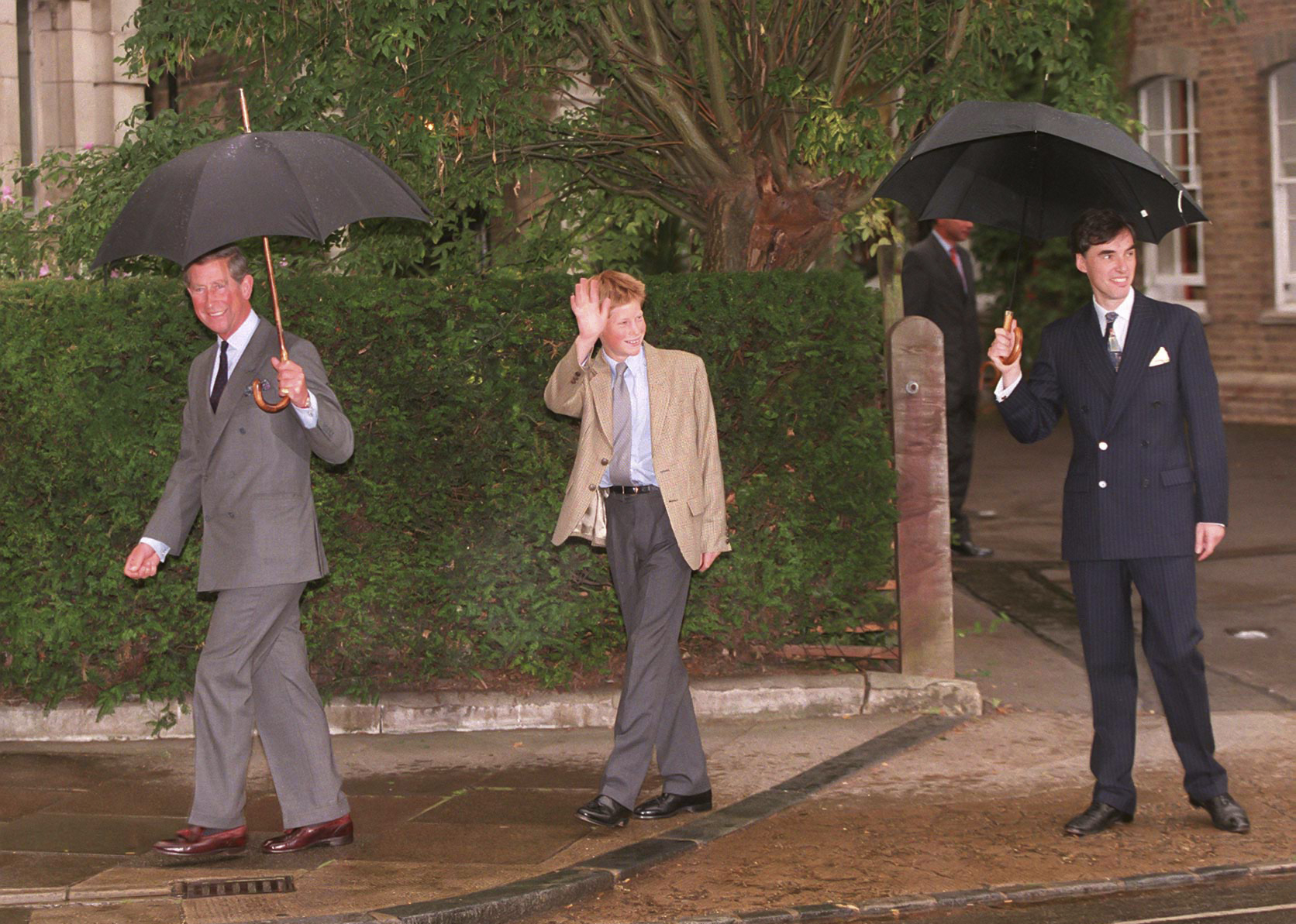 Harry kam 1998 zusammen mit seinem Vater, dem heutigen König Charles III., und dem Hausleiter Dr. Andrew Gailey nach Eton. Seine Einschreibung folgte auf die von William und ging der Ankunft von George fast drei Jahrzehnte später voraus. | Quelle: Getty Images