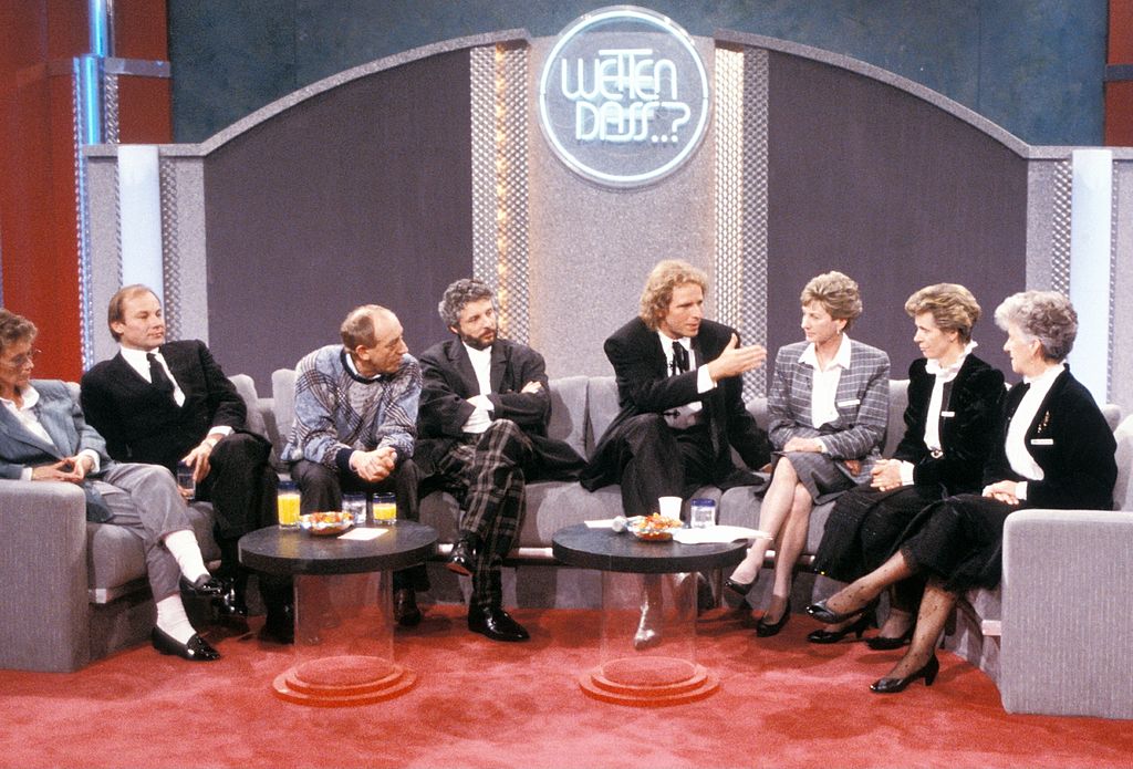 Thomas Gottschalk (Gastgeber) (4.v.r.), Brigitte Fischer (Saalkandidatin), Klaus-Maria Brandauer (Schauspieler), Didi Hallervorden, Andre Heller, Irmgard Kiehl, Ida Zurbriggen, Rosa Wachter, (v.l.n.r.), ZDF-Live-Show "Wetten, dass; ?", Bremerhaven, 27.02.1988 | Quelle: Getty Images