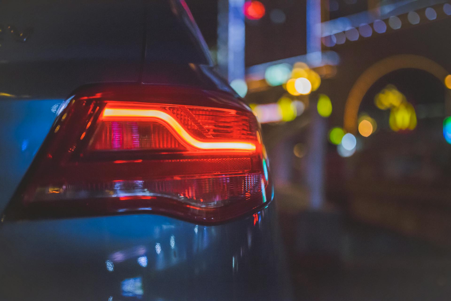 Das Rücklicht eines Autos | Quelle: Pexels
