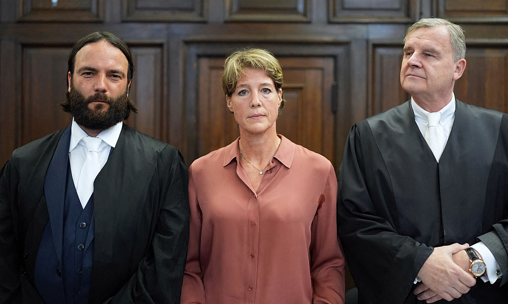 Die angeklagte deutsche Unternehmerin und Gastronomin Christina Block (Mitte) steht zwischen ihren Anwälten Ingo Bott (links) und Otmar Kury vor der Fortsetzung des Prozesses gegen sie wegen mutmaßlicher Kindesentführung vor dem Landgericht in Hamburg, Norddeutschland, am 25. Juli 2025. | Quelle: Getty Images