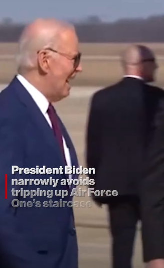 Der ehemalige US-Präsident Joe Biden lächelt den Menschen zu, die sich vor der Air Force One versammelt haben, bevor er sich auf den Weg zu den Stufen macht, aufgenommen am 21. Februar 2024. | Quelle: YouTube/New York Post
