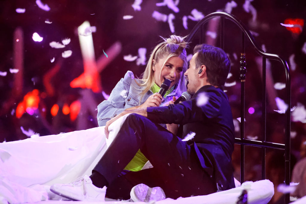 Die Schweizer Sängerin Beatrice Egli und der deutsche Sänger und Moderator Florian Silbereisen treten während der Schlagerchampions Das große Fest der Besten im Velodrom am 13. Januar 2024 in Berlin auf | Quelle: Getty Images