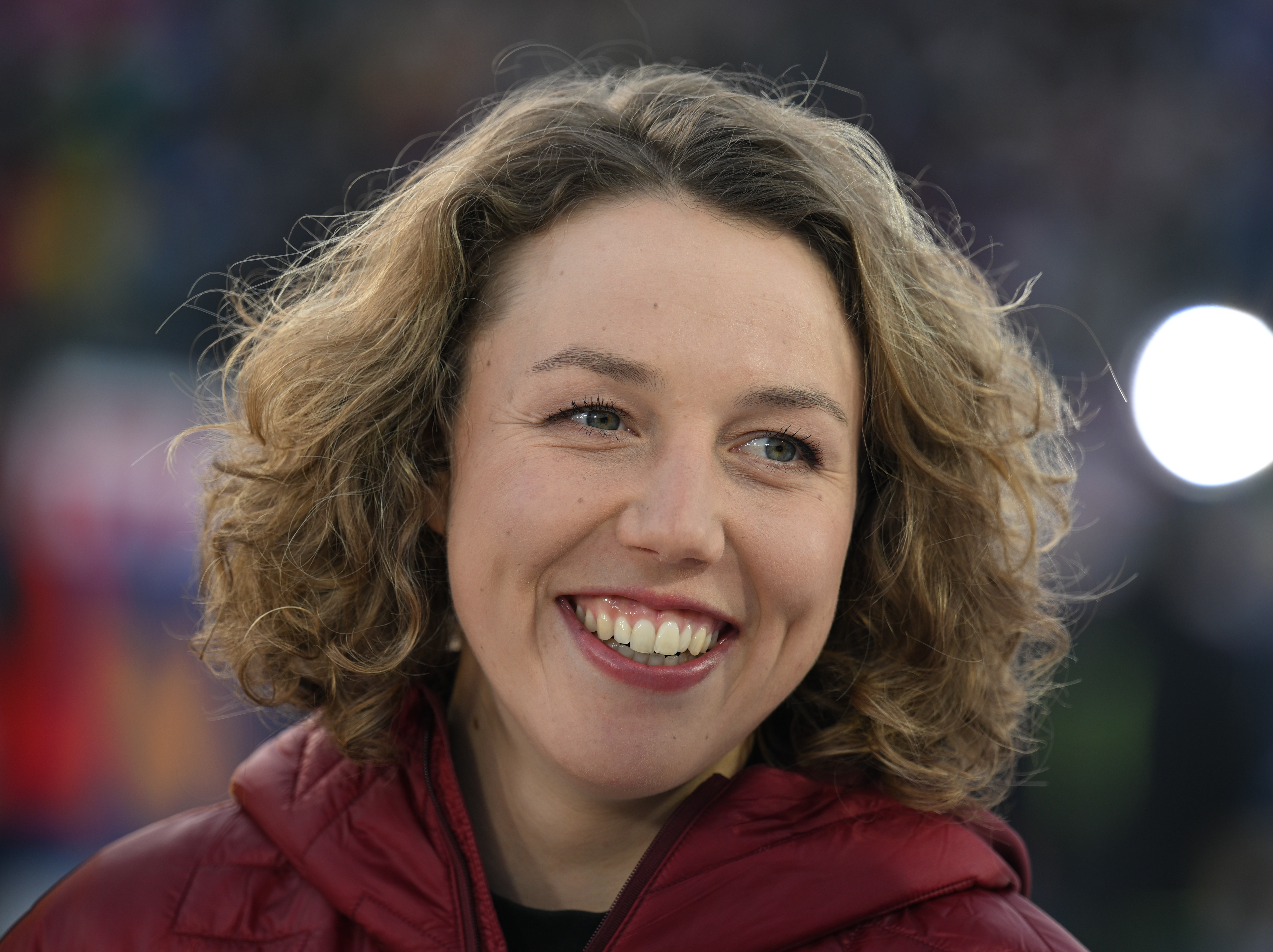 18. Februar 2024, Tschechische Republik, Nove Mesto Na Morave: Laura Dahlmeier als Fan-Expertin im Stadion | Quelle: Getty Images