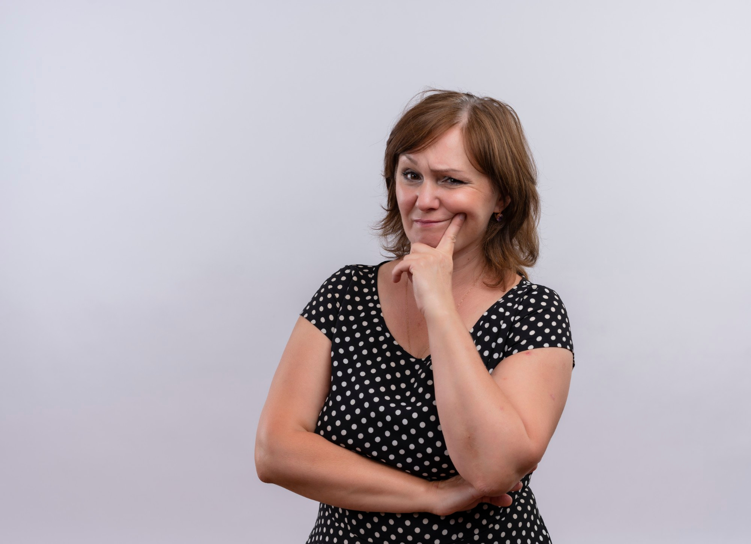 Eine nachdenkliche Frau | Quelle: Freepik