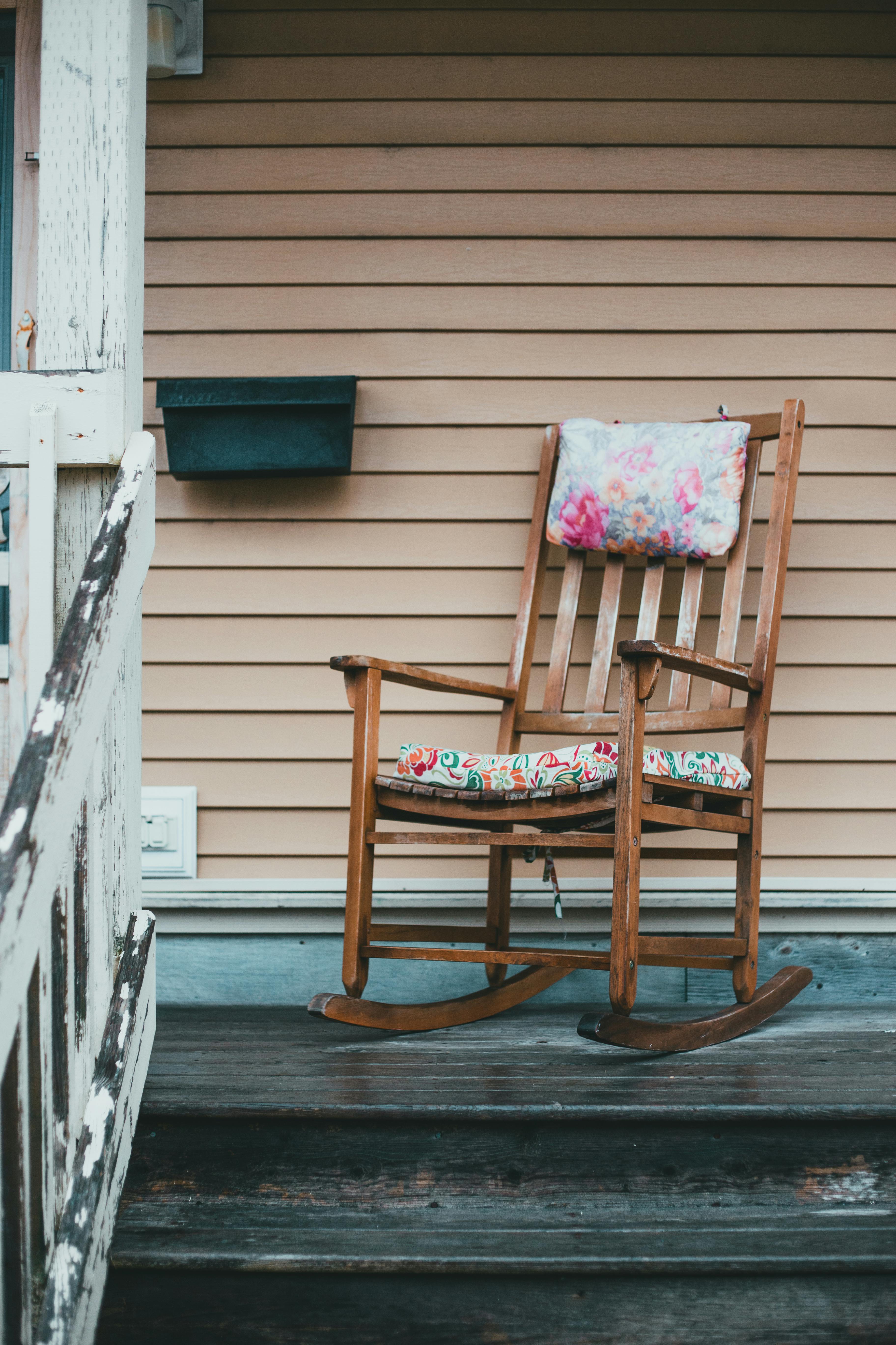 Ein Schaukelstuhl auf einer Veranda | Quelle: Pexels